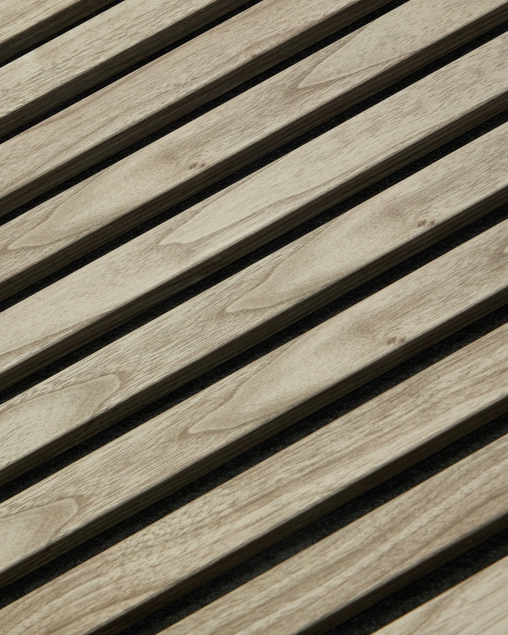 WoodUpp Akupanel Essential em Carvalho Envelhecido (240x60 cm), com veio da madeira visível e ripas vertical espaçadas de forma uniforme sobre uma base de feltro acústico escuro.