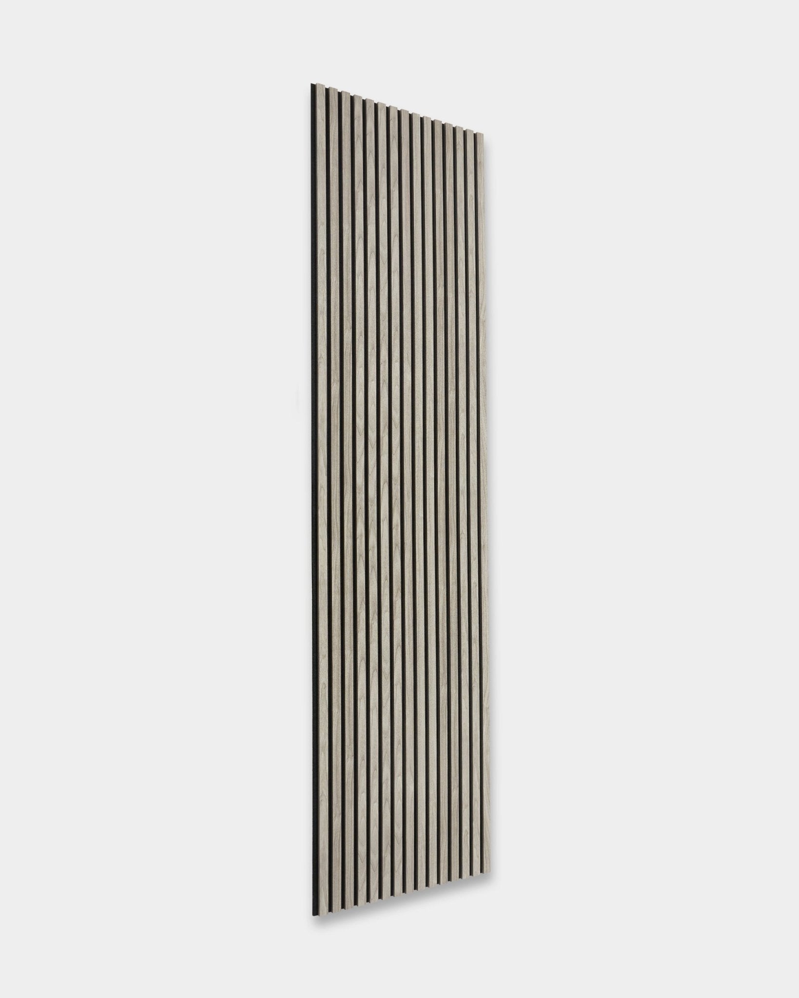 WoodUpp Essential Akupanel em Carvalho Envelhecido, 240x60 cm, Nordic Painel acústico com ripas vertical black sobre base cinzento-claro, apresentado sobre fundo branco.
