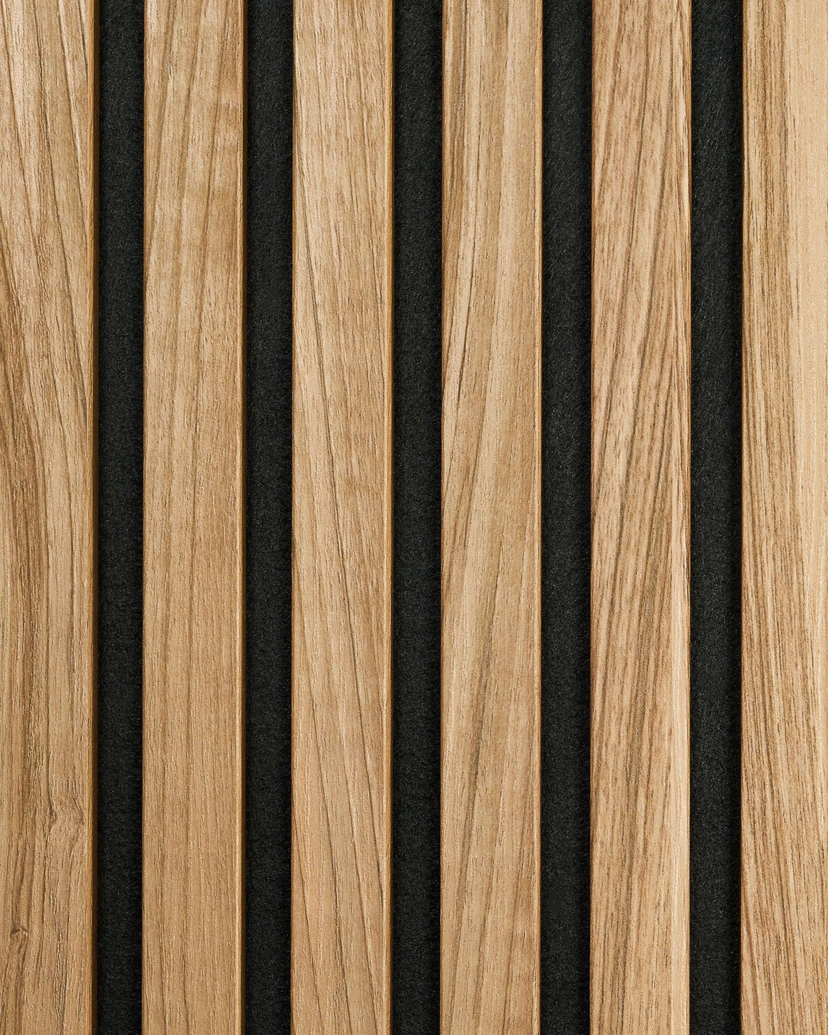 O Essential | Sample / English Walnut da WoodUpp apresenta vertical Painel acústico ripas em nogueira natural com black espaços entre elas, para um efeito moderno e minimalista.