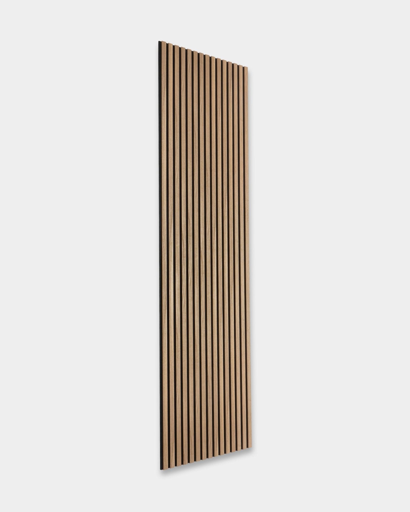 O WoodUpp Essential Akupanel em English Walnut, 240 x 60 cm, apresenta vertical ripas de madeira sobre um fundo liso cinza-claro. Design nórdico de painel acústico em madeira.