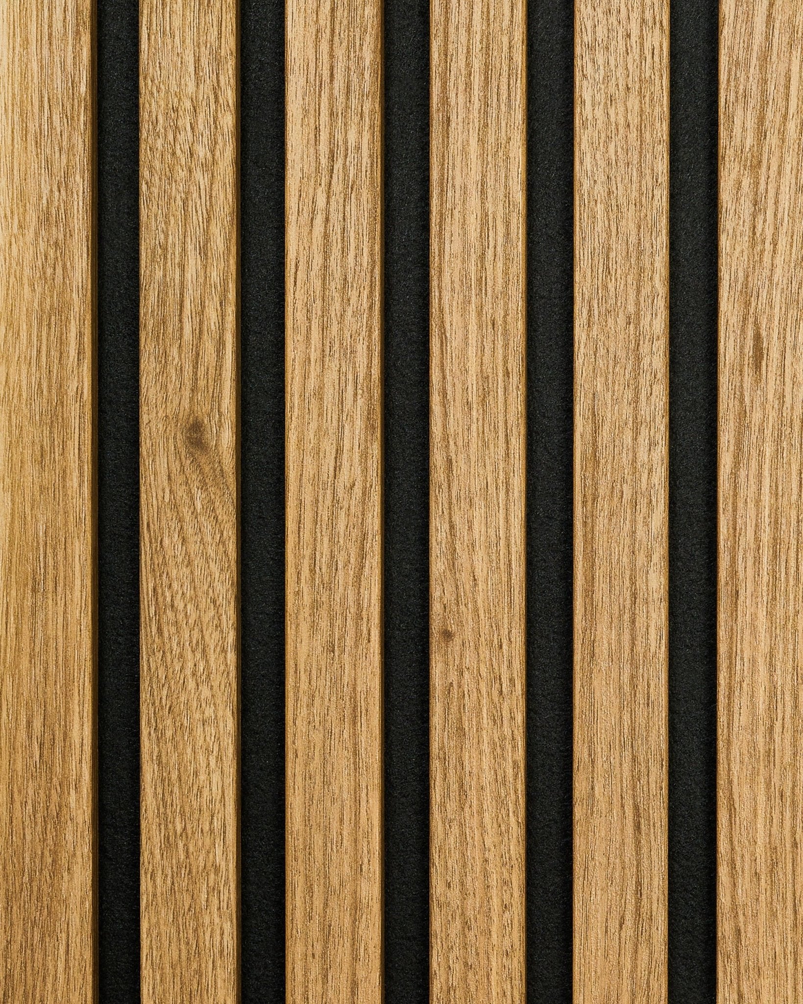 Amostra Akupanel em English Oak da WoodUpp, com ripas de madeira vertical, intervalos em feltro black e veio natural wood visível.