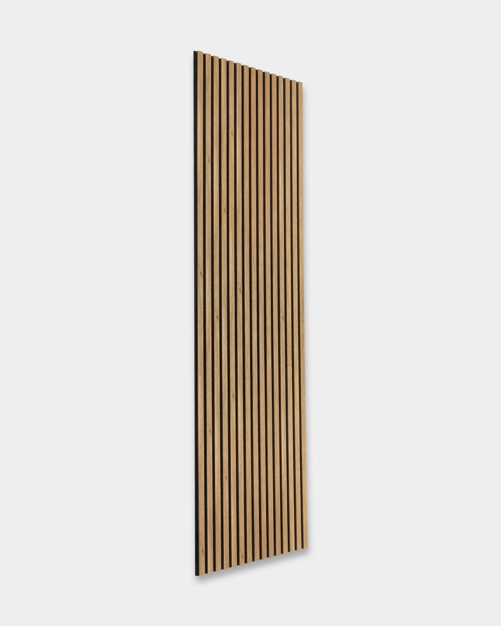 WoodUpp Essential Akupanel em Carvalho Inglês (240 x 60 cm) com ripas vertical e fundo claro, concebido para melhorar o desempenho acústico.