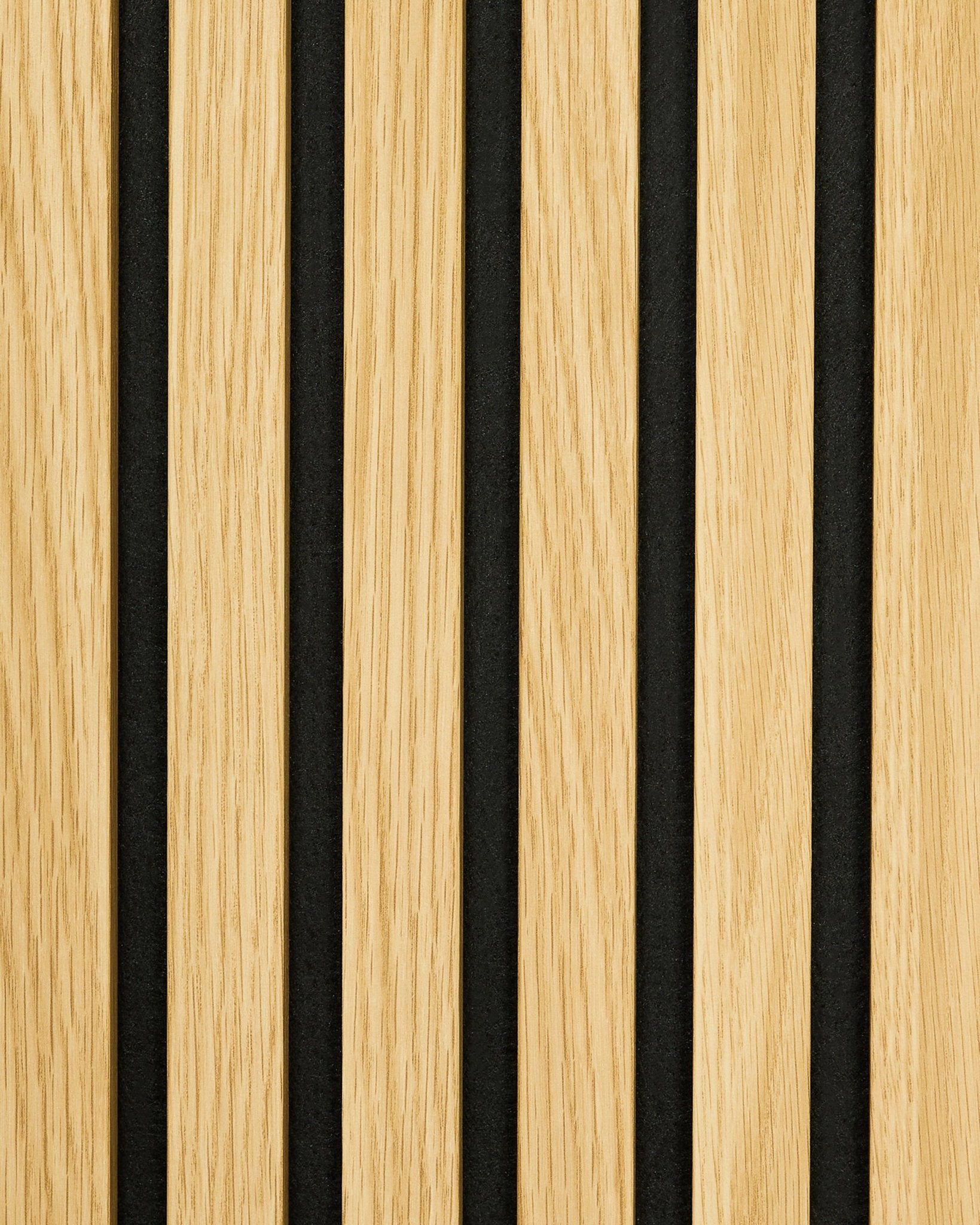 A amostra Akupanel Painel acústico em Southern Oak tem vertical ripas de madeira clara e espaços black uniformes, para um visual às riscas minimalista de inspiração nórdica.