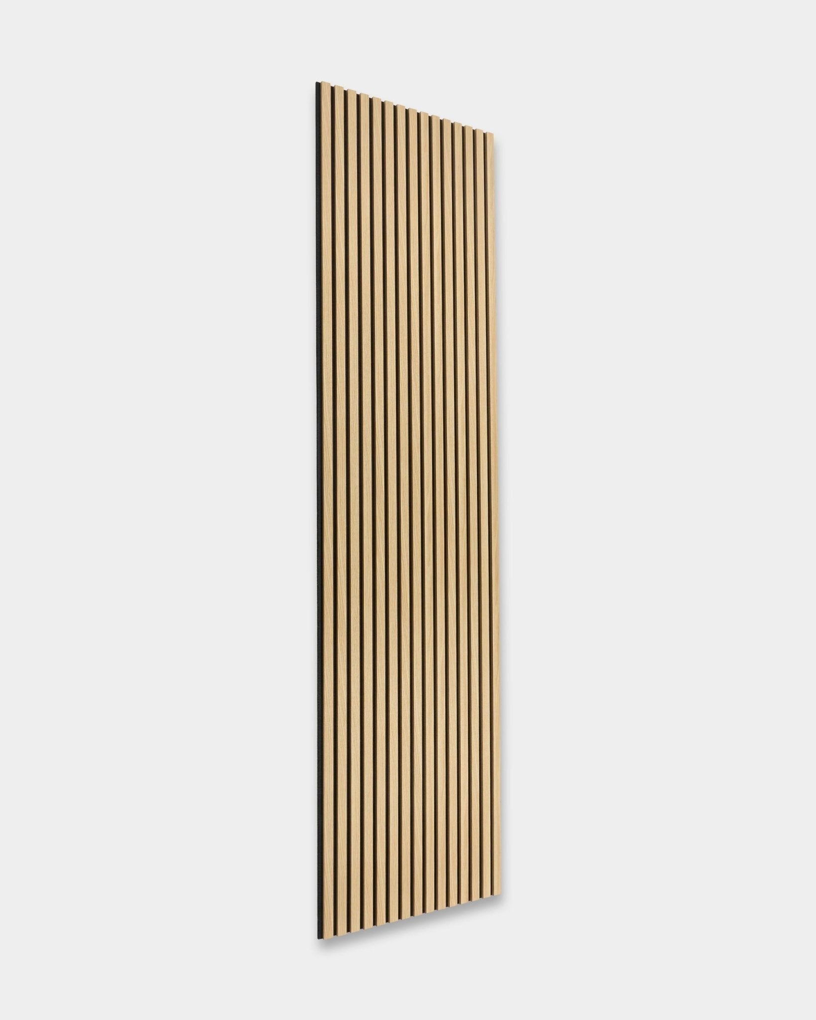 WoodUpp Akupanel The Essential em Carvalho Southern Oak, um painel nórdico Painel acústico de 240 x 60 cm com vertical black e design ripado em madeira.