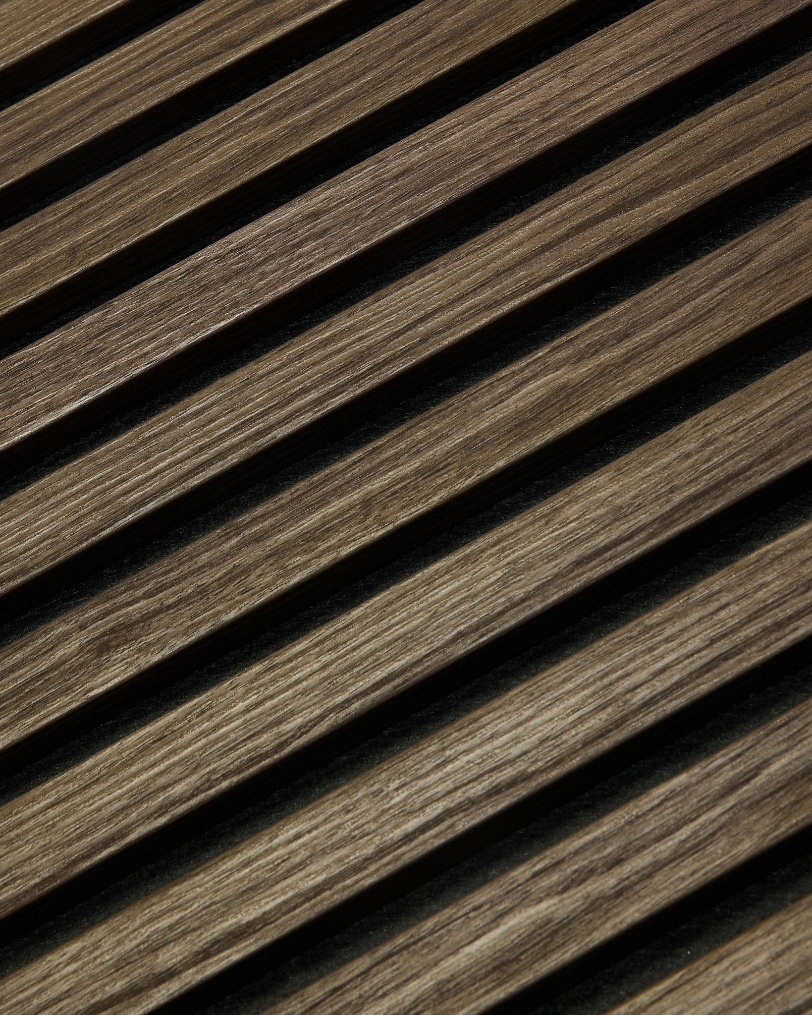 Plano aproximado do WoodUpp Essential Akupanel em Black Oak, 240 x 60 cm, com ripas de madeira diagonais e veio visível, concebido para melhorar a acústica.