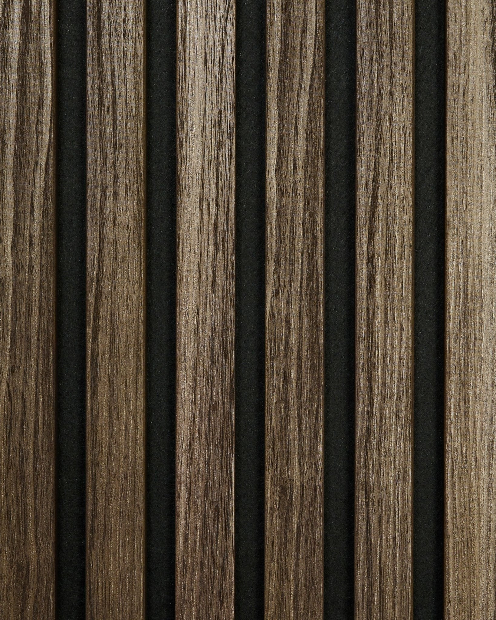 A amostra Akupanel em Black Oak da WoodUpp apresenta vertical ripas de madeira sobre um fundo escuro, realçando o veio da madeira num estilo nórdico minimalista.