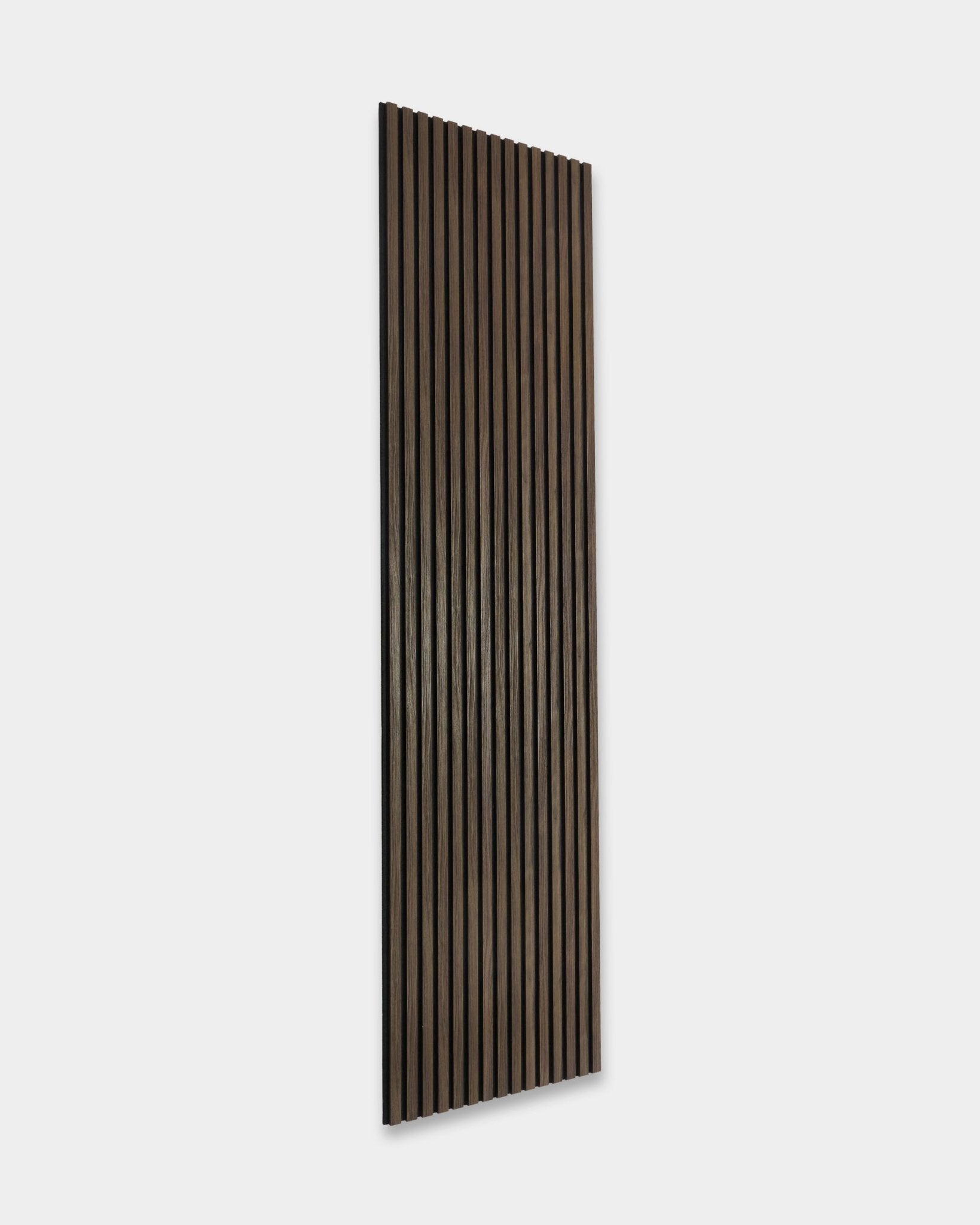 WoodUpp Essential Akupanel em Black Oak, 240x60 cm Painel acústico, com ripas de madeira vertical, concebido para absorção sonora e uma estética nórdica moderna.
