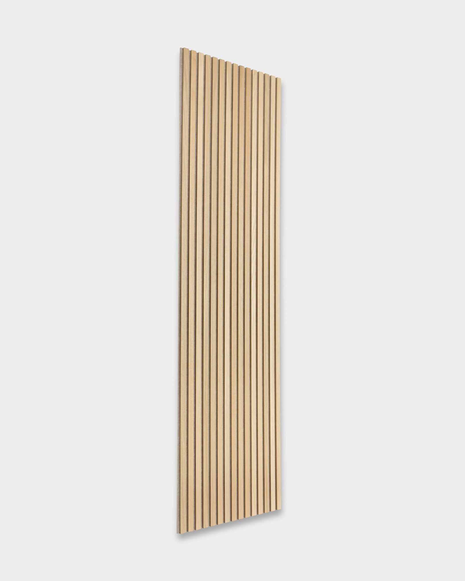 Painéis acústicos de madeira WoodUpp Akupanel, com design retangular e ripas vertical espaçadas uniformemente, apresentados em ângulo sobre um fundo minimalista cinzento-claro.
