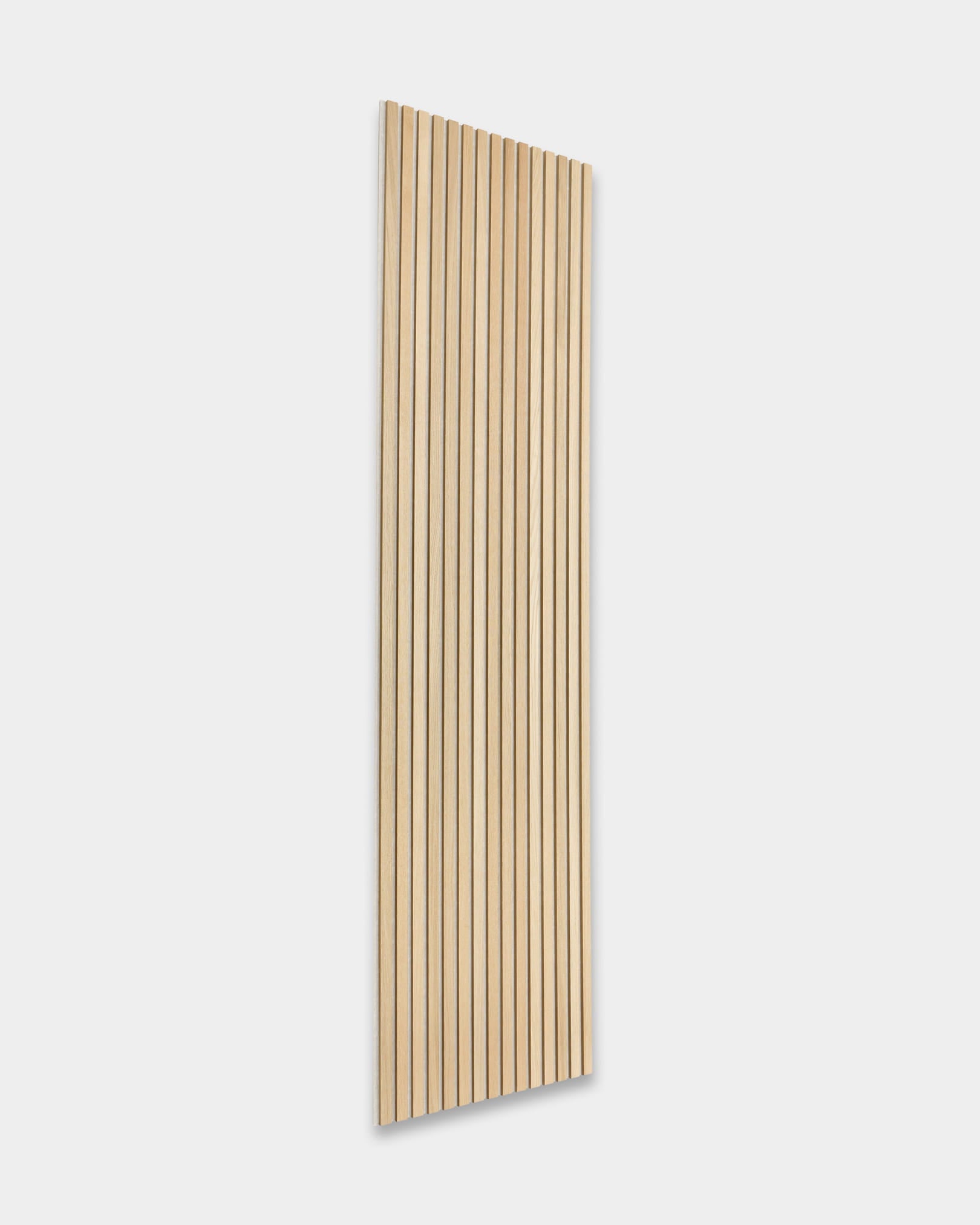 Painéis acústicos retangulares de madeira WoodUpp Akupanel, com ripas vertical espaçadas de forma uniforme, apresentados sobre um fundo branco liso.