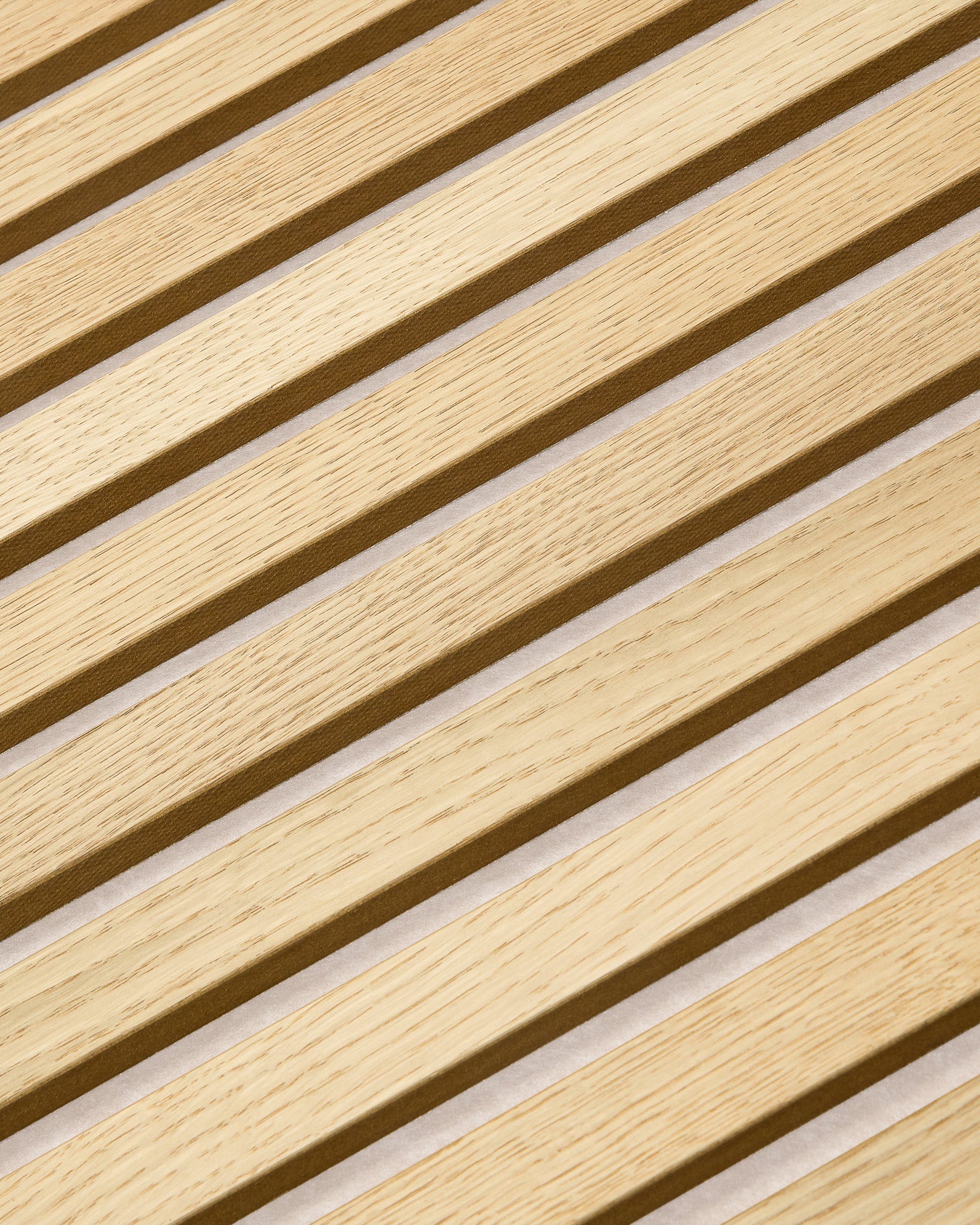 Grande plano de WoodUpp Akupanel Painel acústico em Classic Oak com feltro beige claro, 240x60 cm, com textura nórdica de madeira ripada e design de absorção sonora.