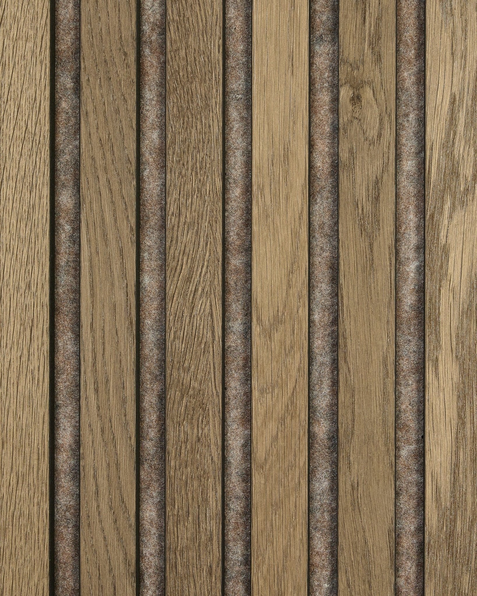 Amostra WoodUpp Akupanel em Grey Oak, com painéis acústicos de madeira vertical, veio natural, acabamento brown texturado e tiras de feltro escuras entre as ripas.