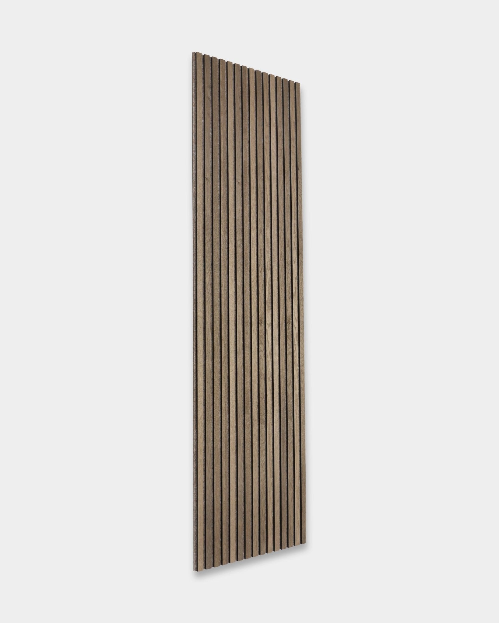 WoodUpp Tonal Akupanel em Grey Oak (240x60 cm) é um Painel acústico nórdico com ripas alternadas em tons escuros e claros de natural wood sobre um fundo cinzento-claro.