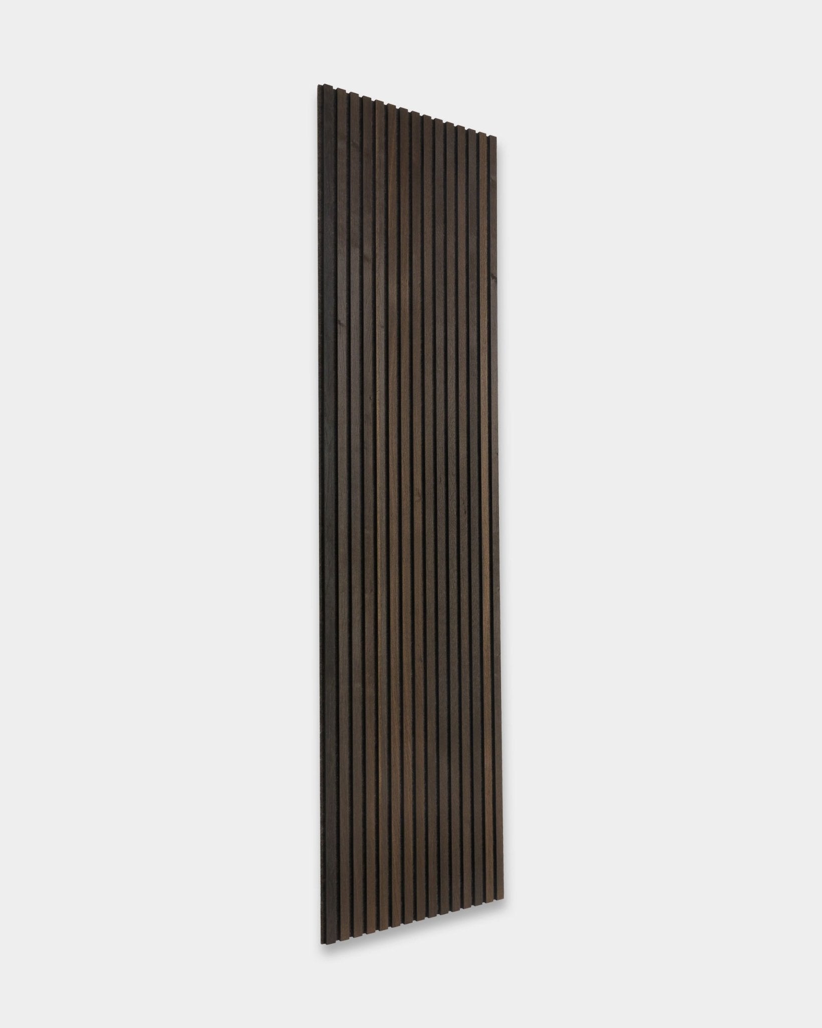 Tonal Akupanel Painel acústico da WoodUpp com ripas vertical smoked oak em design nórdico, 240 x 60 cm, sobre um fundo cinzento-claro.