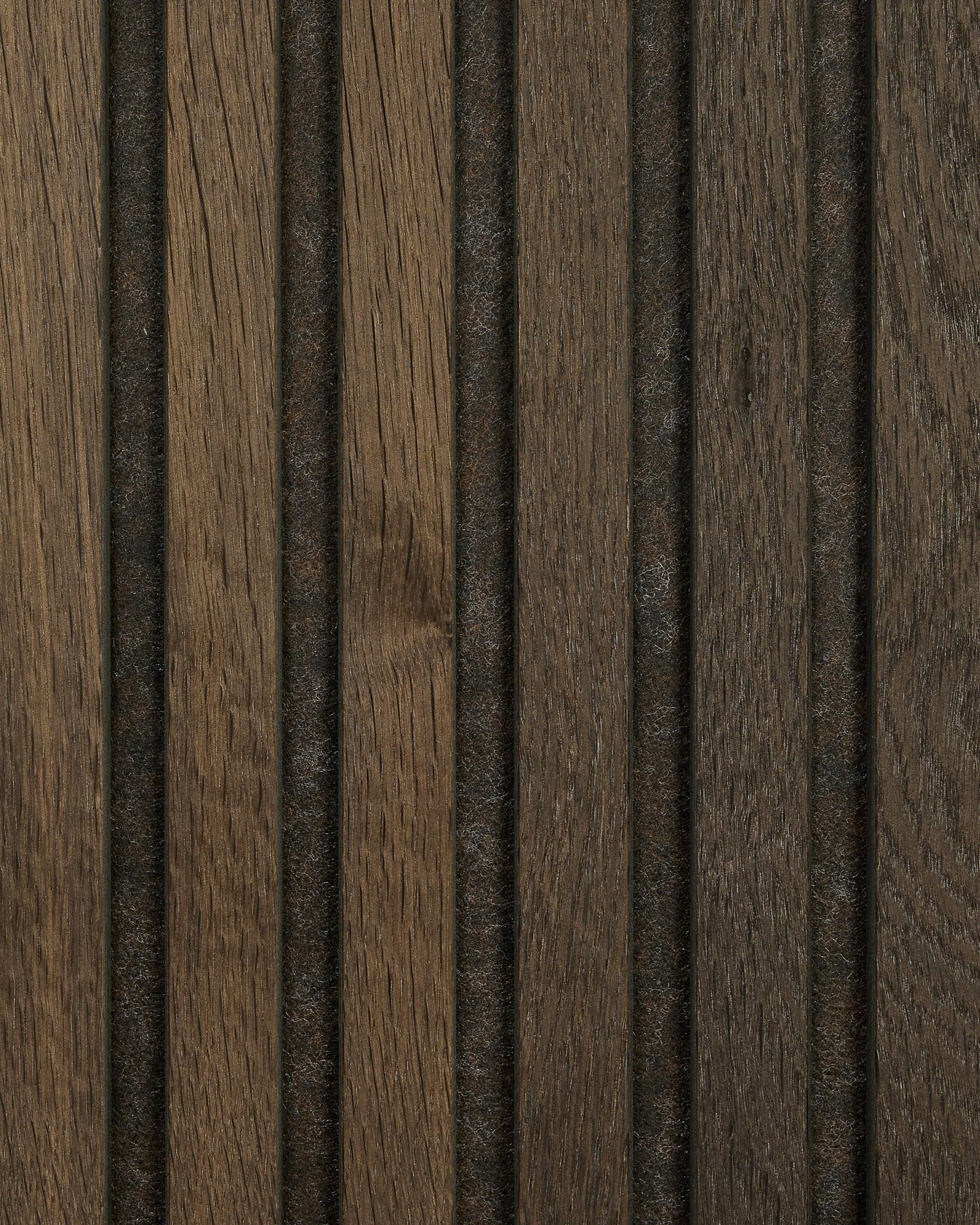 Plano aproximado da amostra de painel acústico de madeira Akupanel em Smoked Oak da WoodUpp, com veio natural de brown, ranhuras vertical e linhas escuras uniformemente espaçadas.