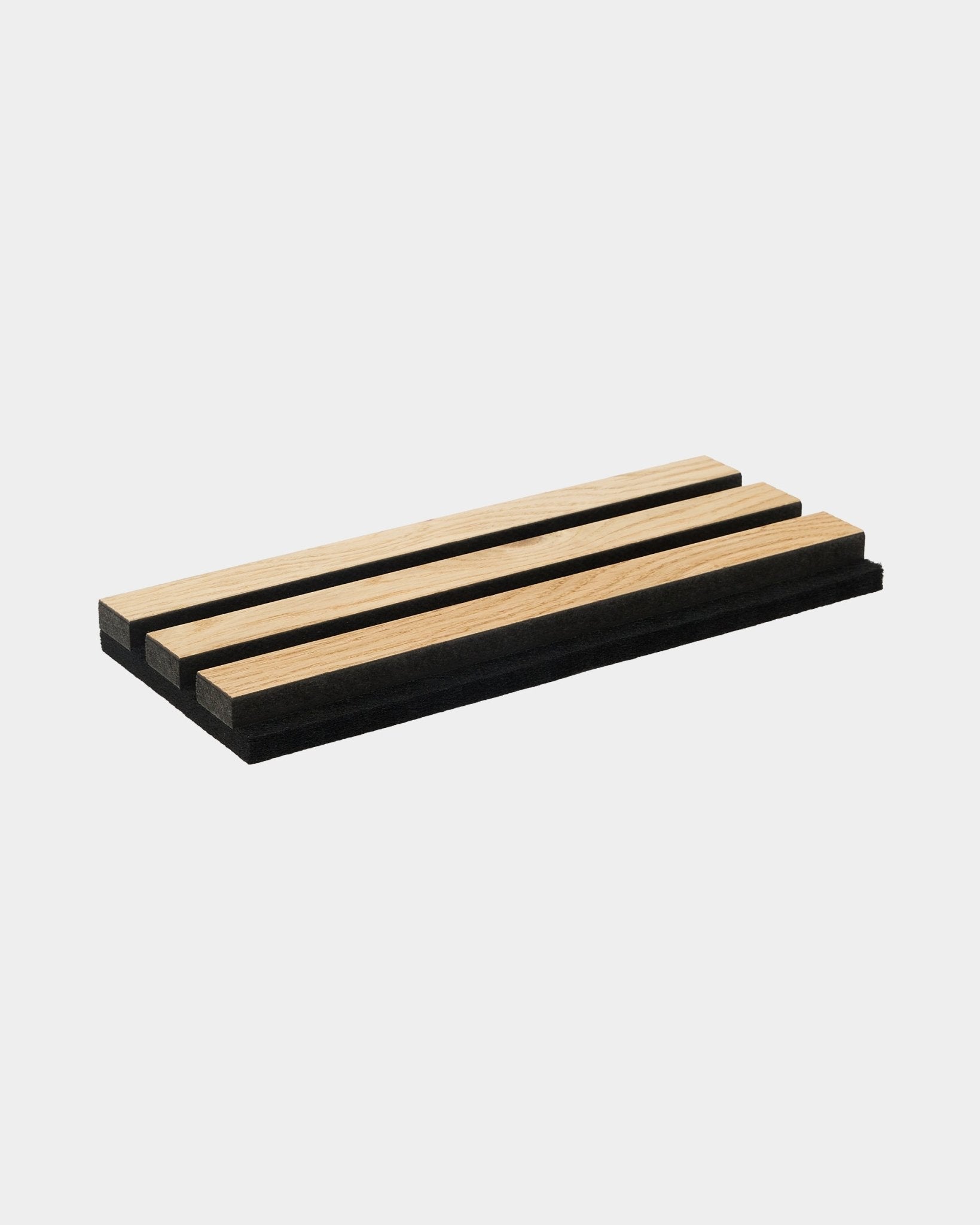 Tabuleiro de amostras WoodUpp Rustic em Natural Oak, com três ripas acústicas em carvalho claro e duas faixas em black sobre um fundo branco.