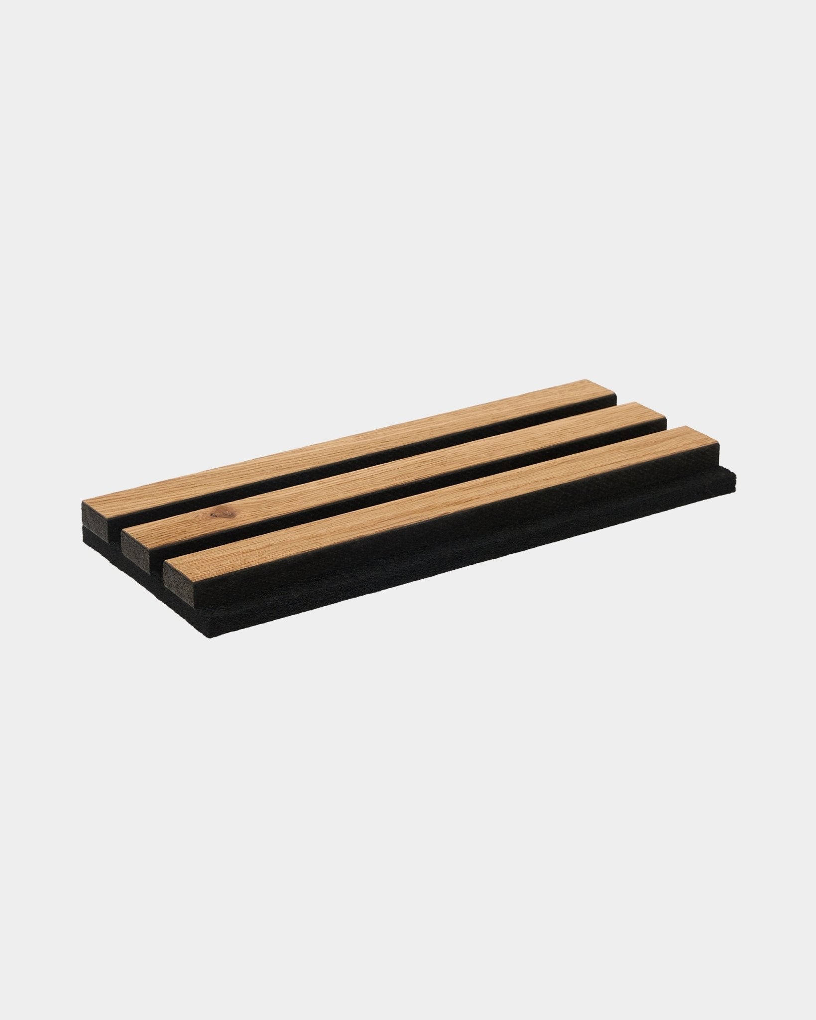 A amostra de saboneteira retangular em carvalho Brown da WoodUpp apresenta três ripas e uma base black, num design nórdico minimalista da coleção de acessórios CREATE.