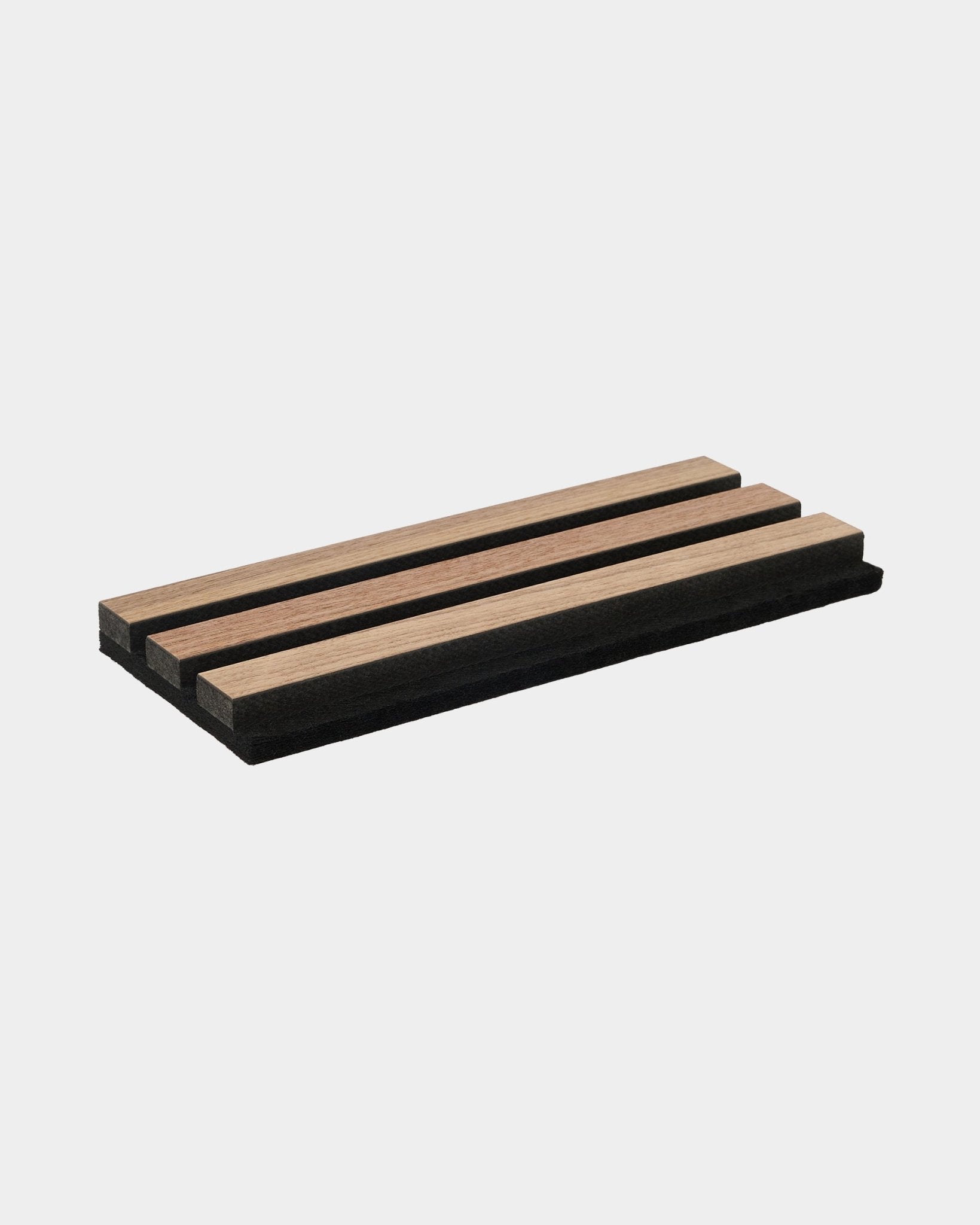 A amostra WoodUpp Original em nogueira é um acessório de tabuleiro em madeira minimalista, com três tiras de luz integradas e arestas black, concebido para utilização sobre a mesa.