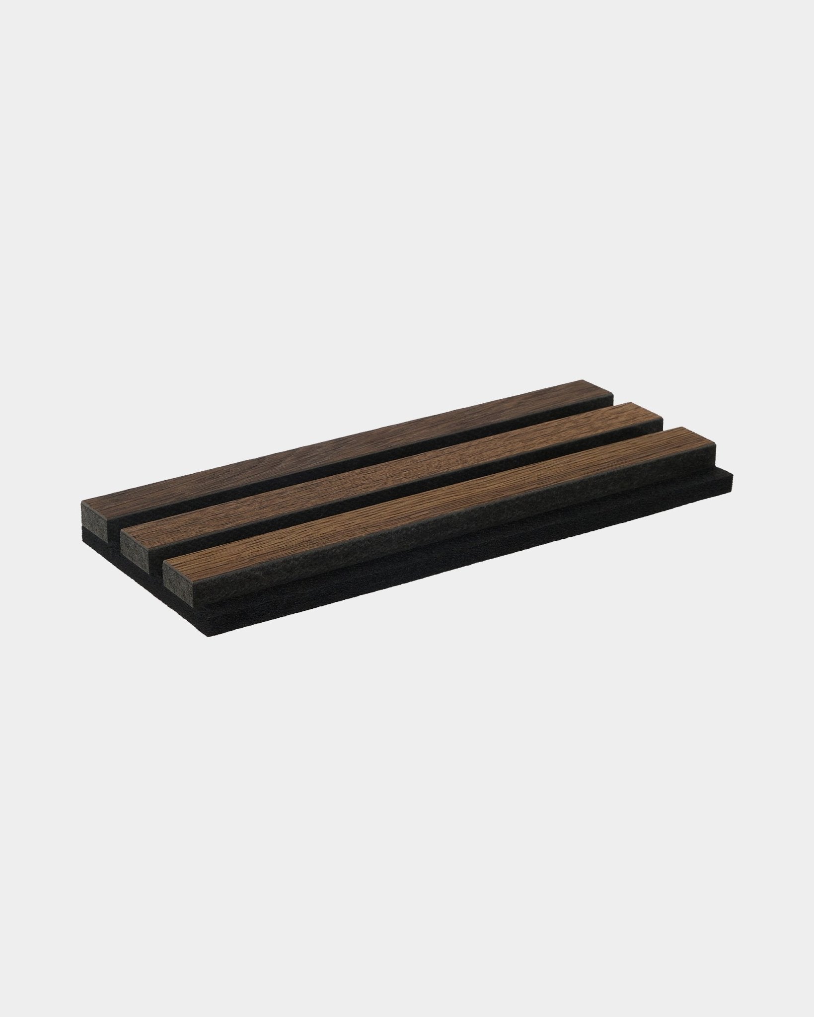 Bandeja de amostras WoodUpp Rustic em Smoked Oak, com ripas de madeira brown escuras e médias alternadas, concebida para ser usada como acessório ou peça de exposição.