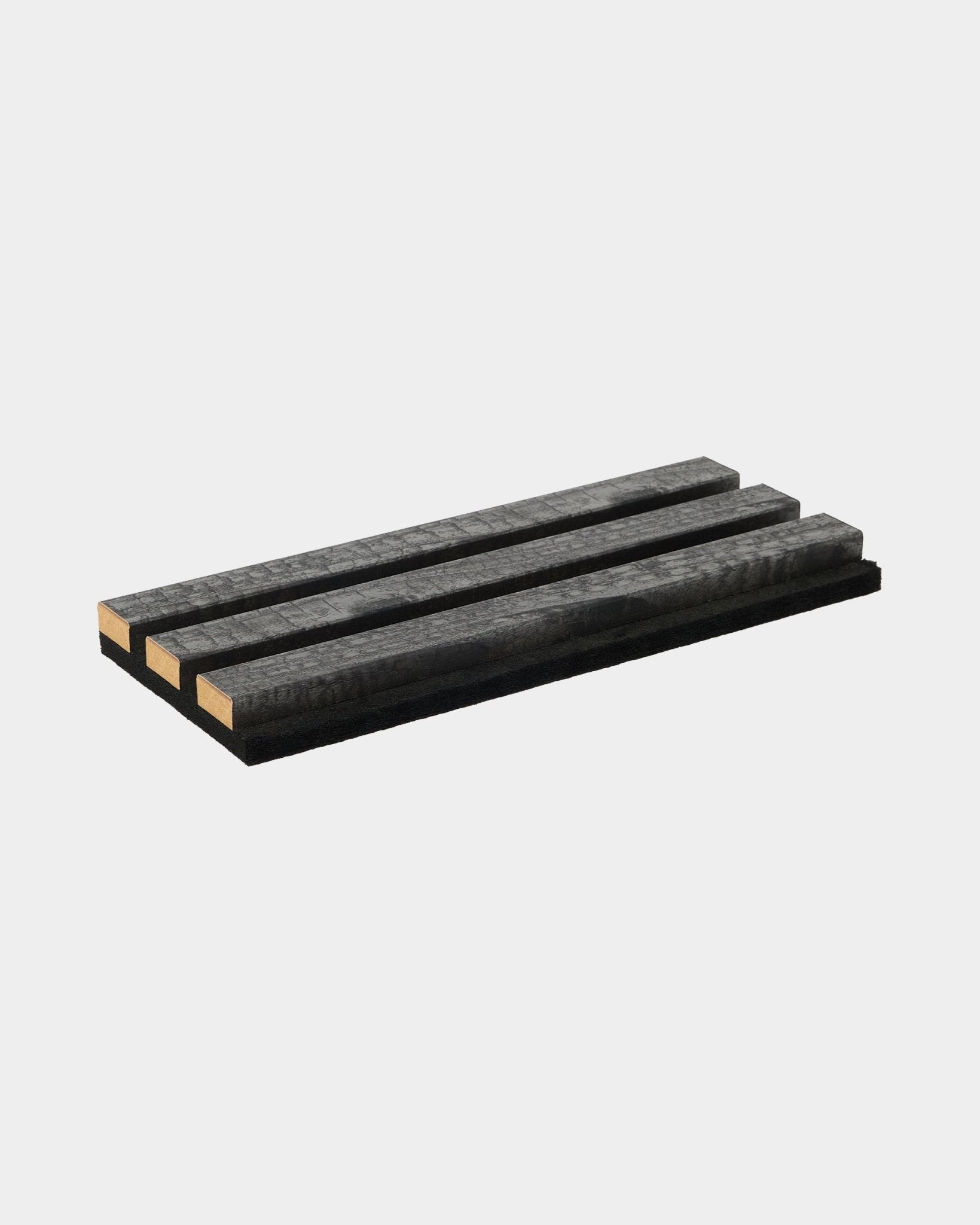 A amostra de base para panelas Rebel em carvão da WoodUpp, feita com quatro ripas de madeira black, demonstra durabilidade e um design nórdico minimalista para acessórios Painel acústico.