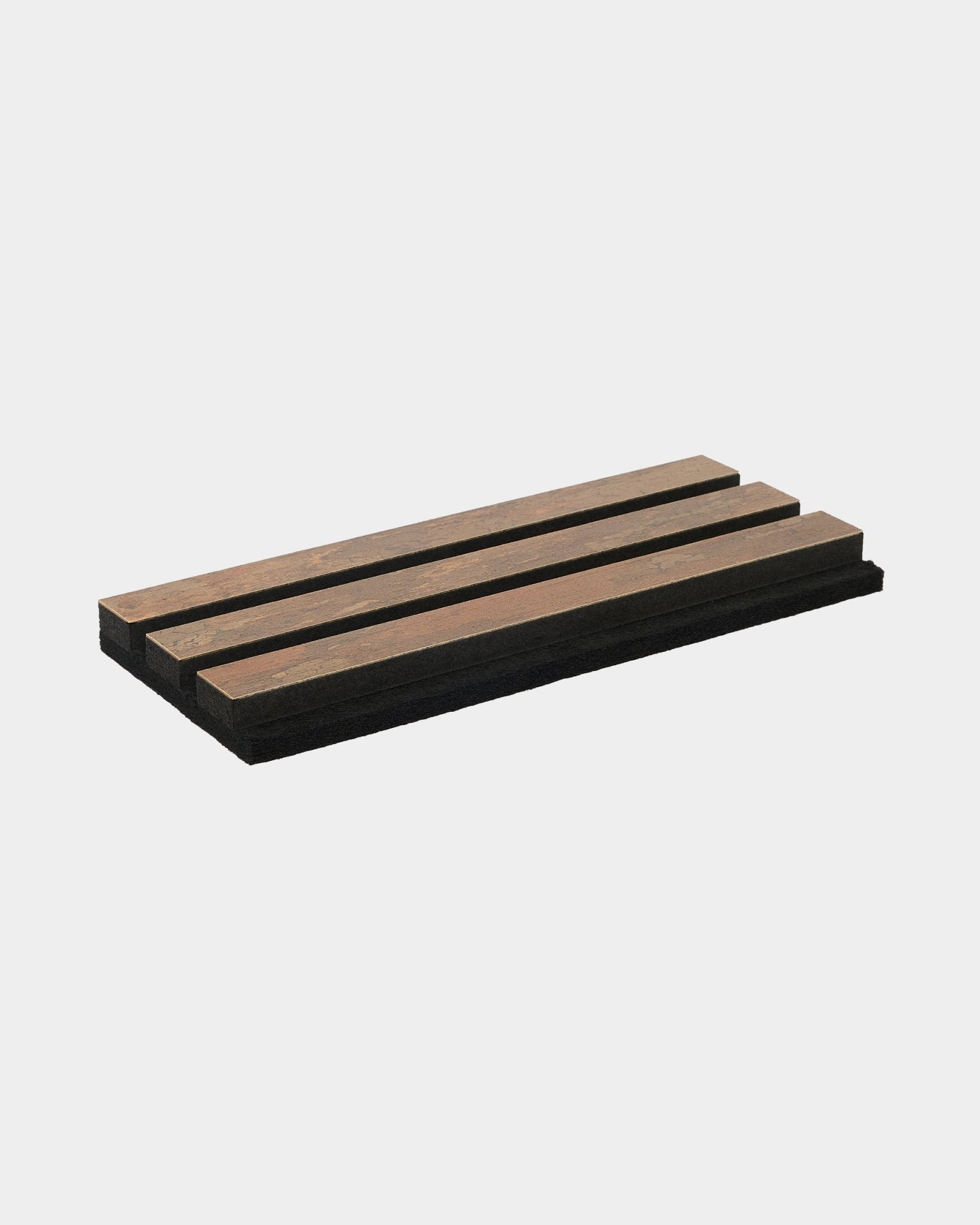 Amostra de saboneteira retangular em madeira com três ripas e base black, que destaca o acabamento WoodUpp Rebel Copper Oxide e um design moderno e duradouro.