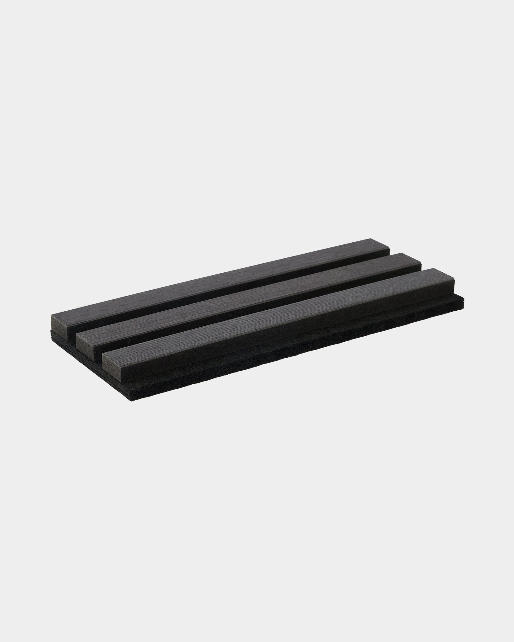 A amostra WoodUpp Tonal em Freixo Black, um tabuleiro acessório black com três ranhuras angulares, apresentada sobre um fundo branco liso.