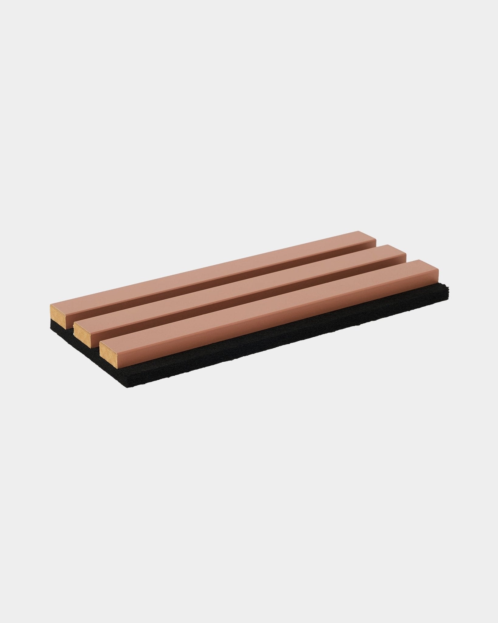 O suporte Hue | Sample / Clay da WoodUpp mostra três ripas de madeira sobre uma base black, apresentado sobre um fundo branco. Acessório acústico de madeira de inspiração nórdica.