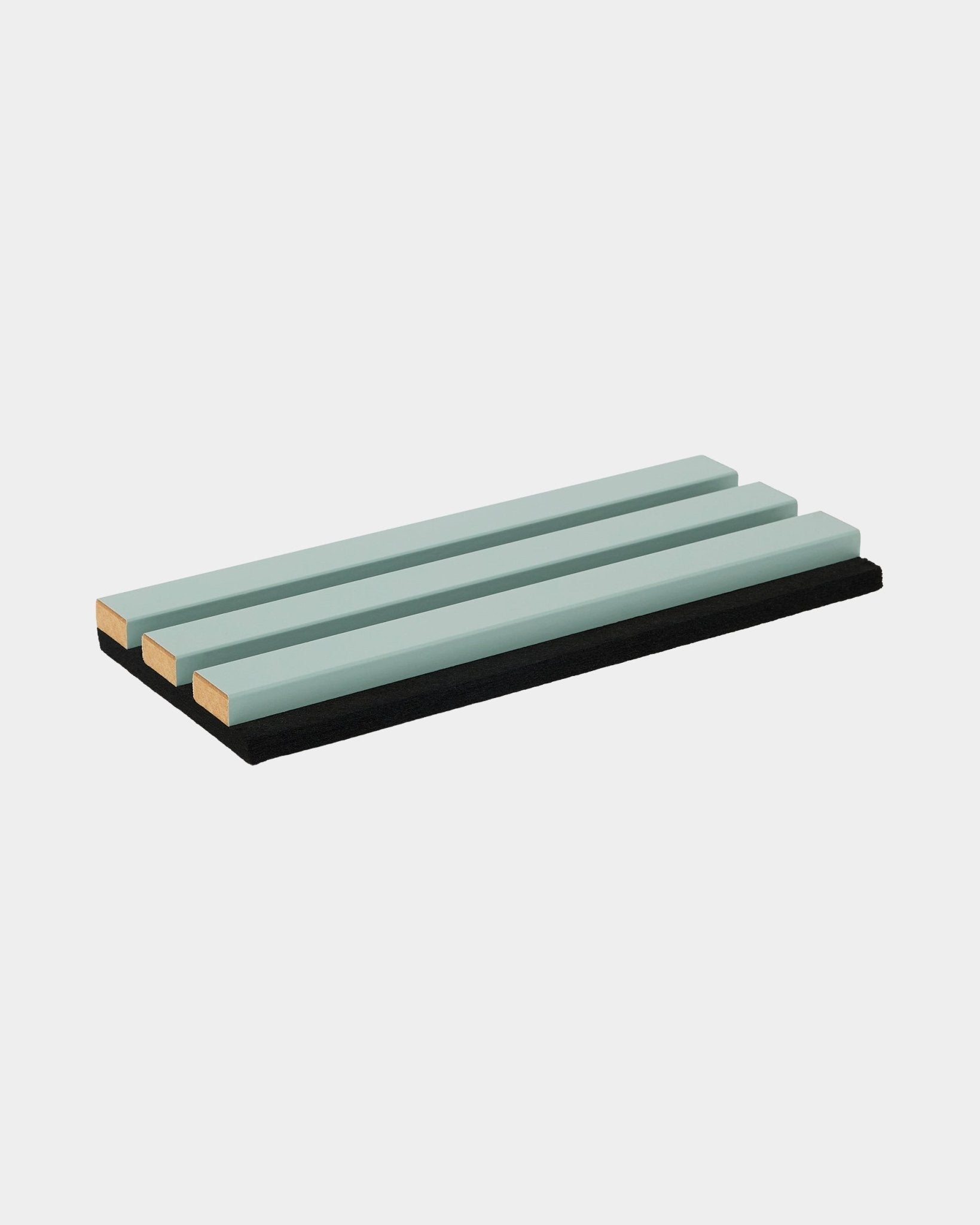 Amostra retangular WoodUpp Hue com ripas acústicas de madeira verde-claro sobre uma superfície de feltro black, pensada para coleções nórdicas Akupanel.