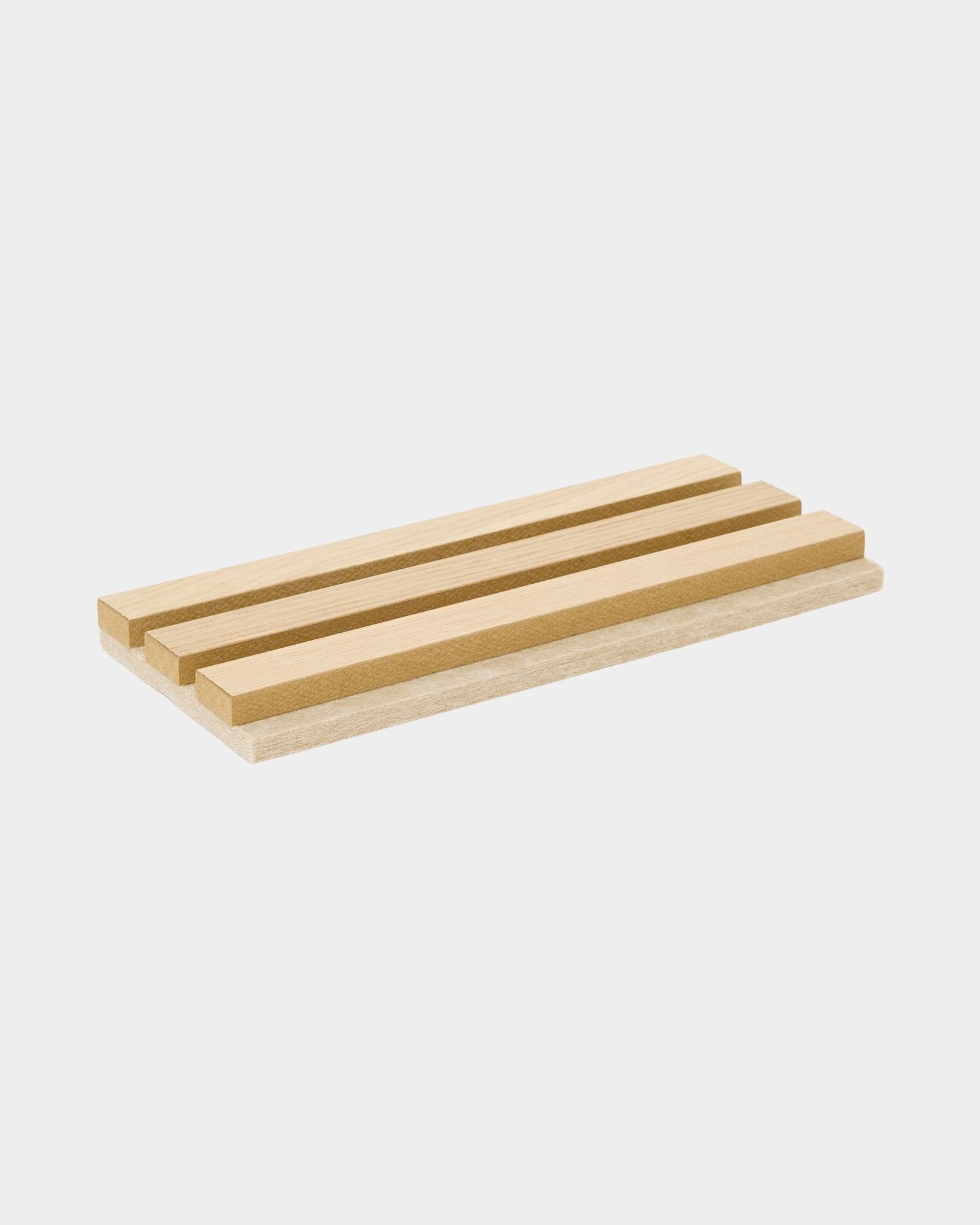 Amostra WoodUpp Tonal em Carvalho Clássico com suporte em feltro beige, um Painel acústico retangular com três ripas de madeira elevadas para organização ou exposição em casa.