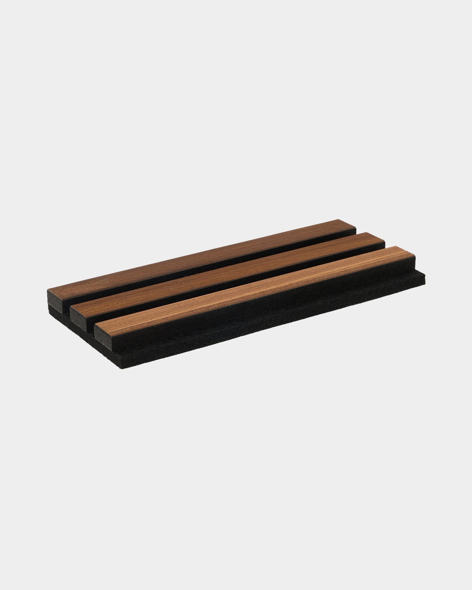 Suporte para facas WoodUpp Rustic Smoked Larch com três ranhuras para facas sobre uma base black, concebido para combinar com os painéis acústicos de madeira nórdicos.