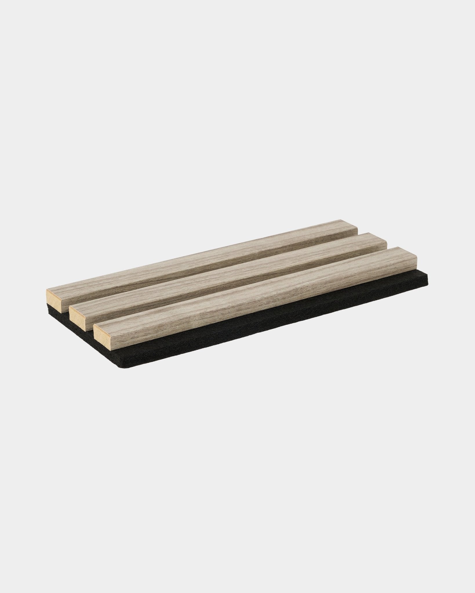 Amostra de base para panelas WoodUpp Essential em Carvalho Envelhecido, com três ripas de carvalho sobre uma base black, pensada para proteger as superfícies da cozinha e complementar interiores nórdicos.