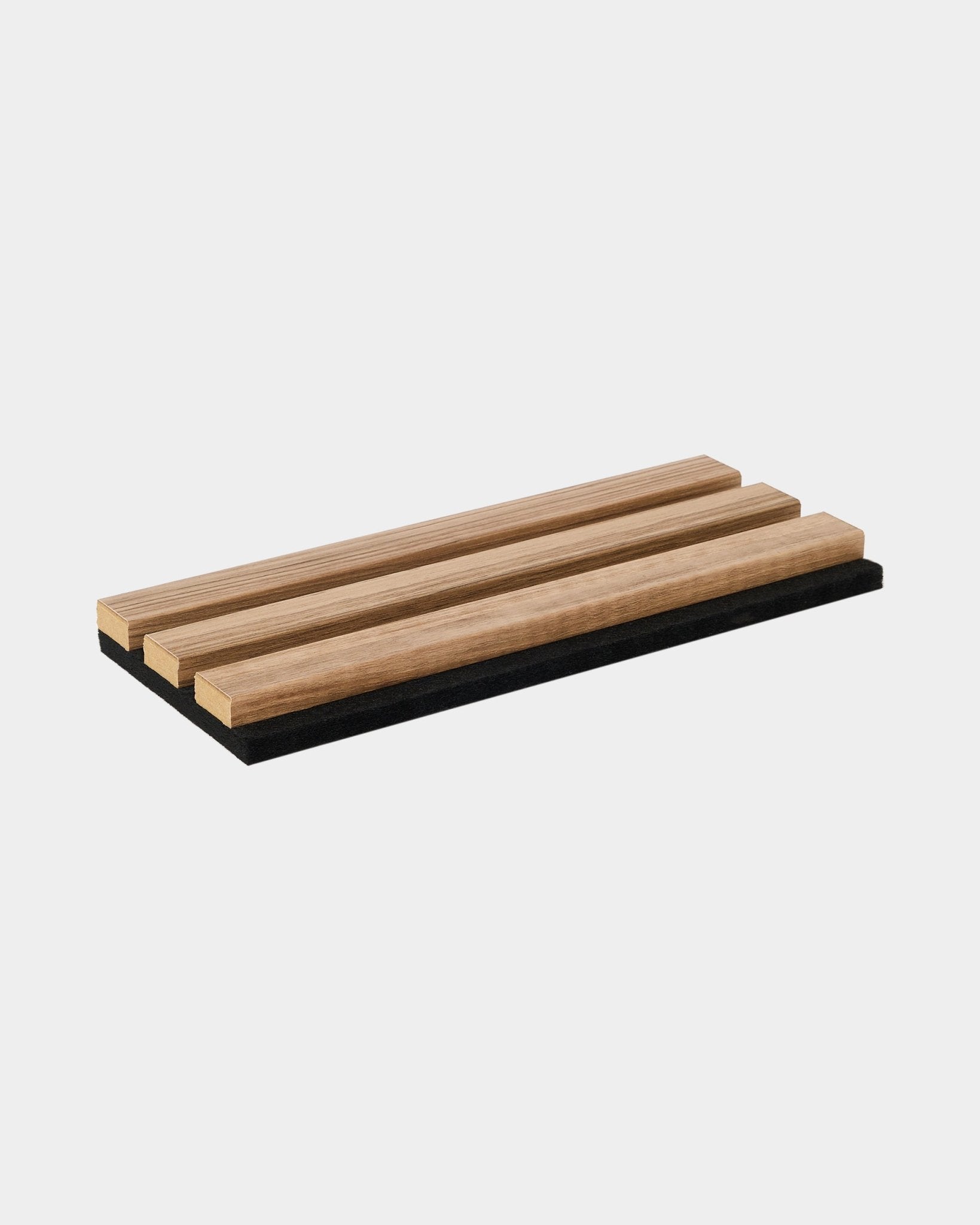 Base para panelas Essential da WoodUpp em Nogueira Inglesa, com três ripas de madeira paralelas sobre uma base black; um acessório minimalista para cozinhas modernas de inspiração nórdica.