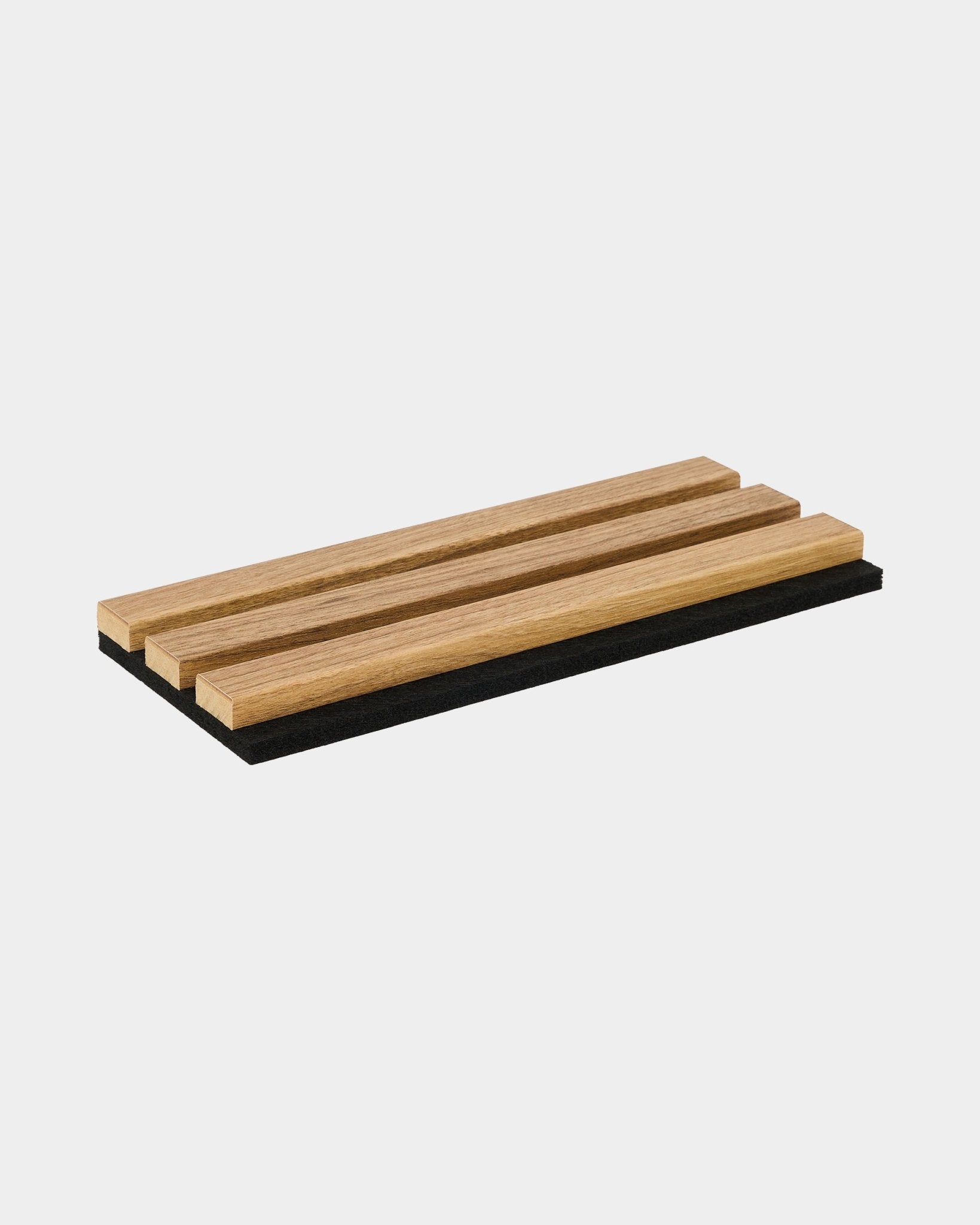 Bandeja de amostra WoodUpp Essential English Oak com três ripas de madeira assentes numa base black, ilustrando o estilo nórdico e o acabamento do material para painéis acústicos.