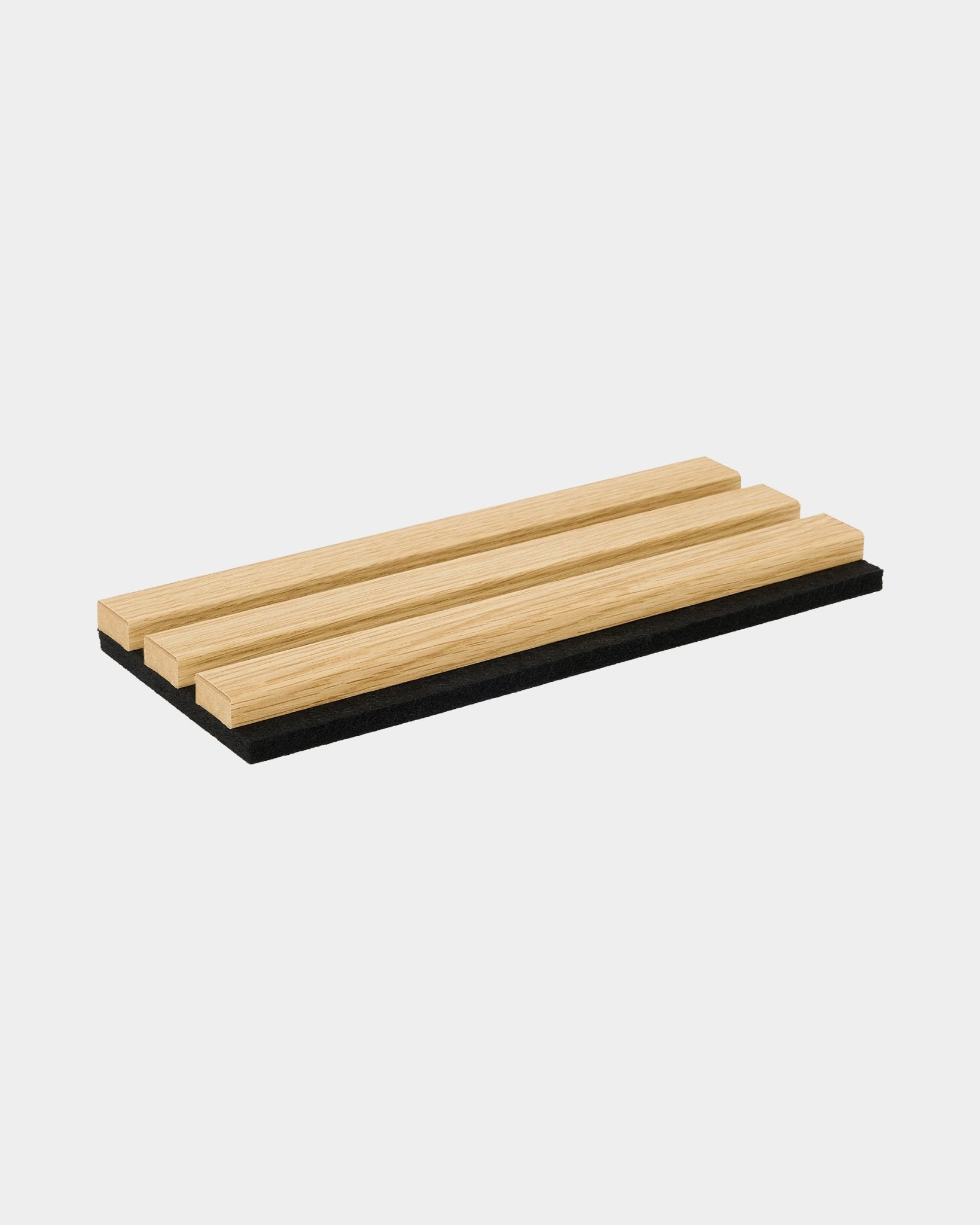 A amostra WoodUpp Akupanel em Southern Oak apresenta três ripas de madeira clara sobre uma base acústica black, com um design nórdico minimalista.
