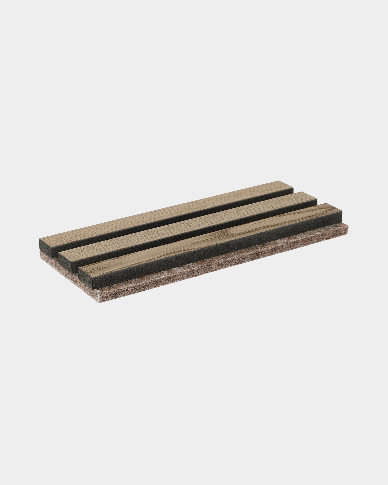 Amostra WoodUpp Tonal em Grey Oak, uma saboneteira feita com ripas de bambu, com ranhuras abertas para escoamento e tons alternados de madeira clara e escura.