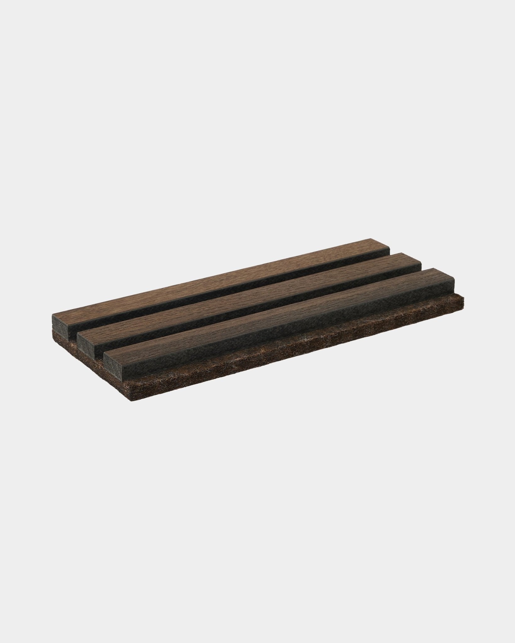 Saboneteira WoodUpp Tonal em smoked oak escuro, fabricada em natural wood, com três ranhuras paralelas; acessório concebido para complementar as coleções Akupanel.