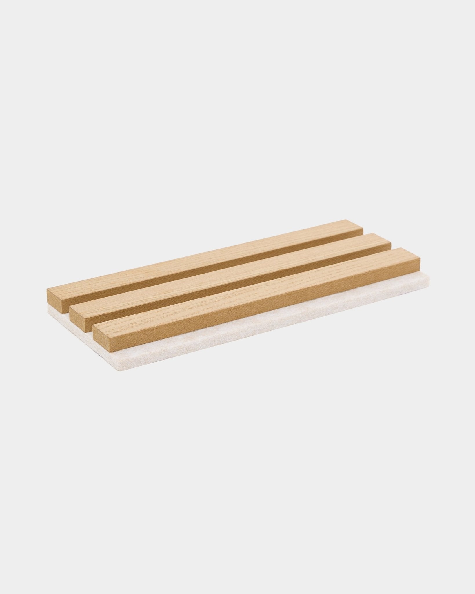 Saboneteira retangular em madeira com três ripas, concebida para complementar amostras WoodUpp Akupanel em Natural Wood ou Classic Oak com feltro beige claro.