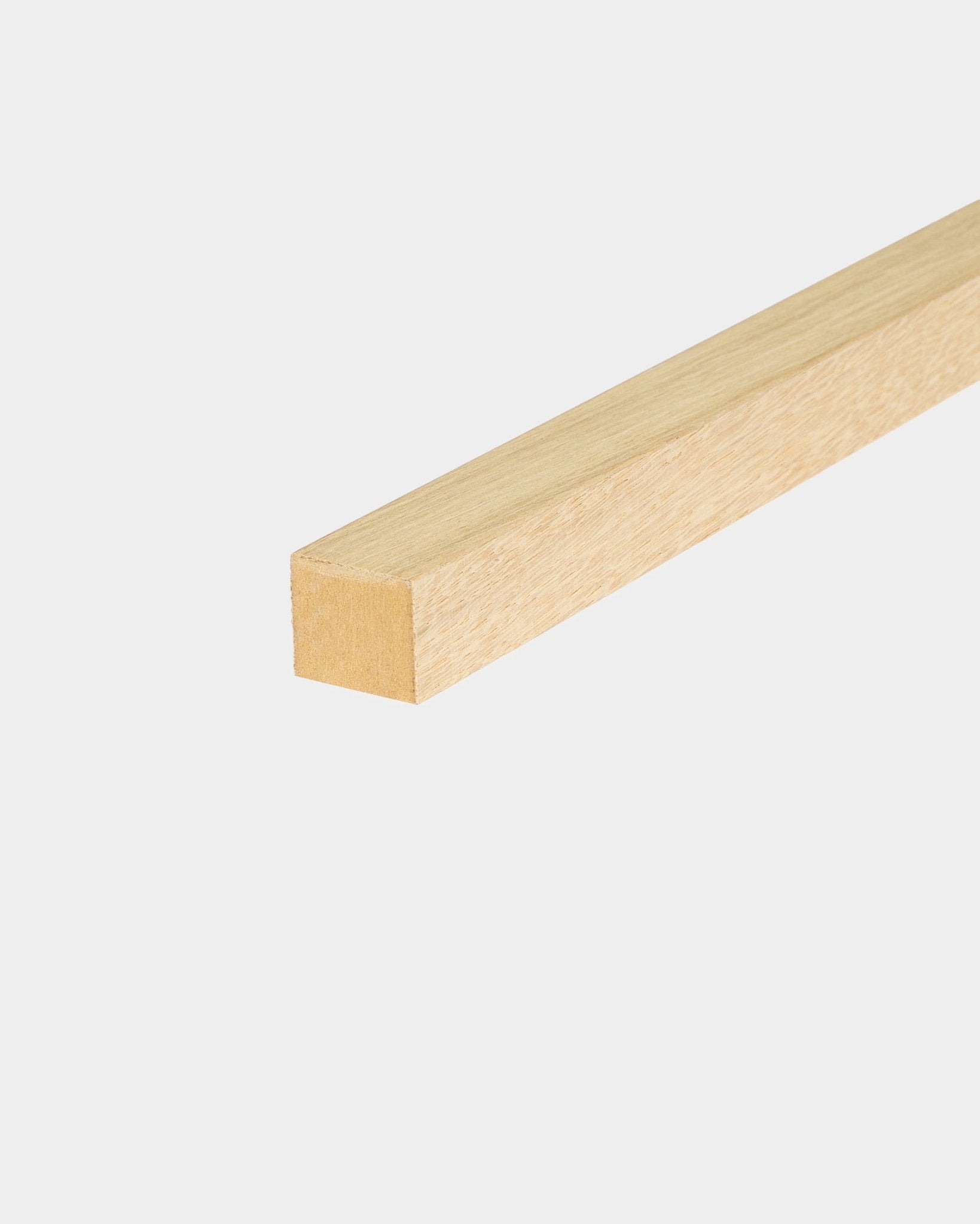 Lamela terminal WoodUpp em Carvalho Clássico, com 2,2 cm de espessura, concebida para instalação Akupanel Painel acústico ou estruturas em MDF, apresentada sobre um fundo branco liso.