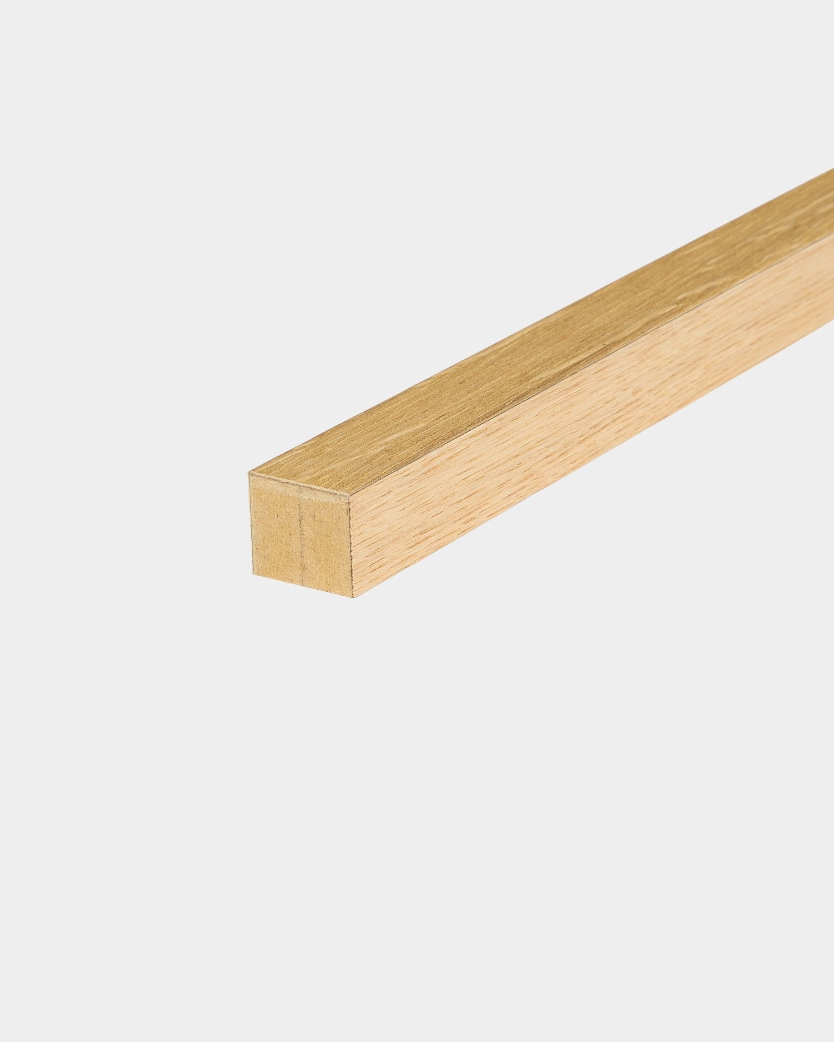 Lamela de extremidade WoodUpp em natural oak rústico, 2,2 cm, concebida para instalação em Akupanel Painel acústico ou estrutura em MDF, apresentada sobre um fundo branco liso.