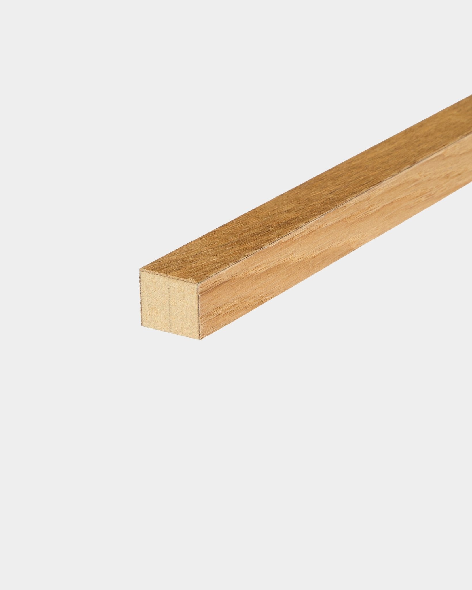 Lamela de Extremidade WoodUpp em carvalho Rustic Brown (2,2 cm), usada como acabamento lateral para painéis acústicos Akupanel ou para construir uma estrutura em MDF para a instalação dos painéis.