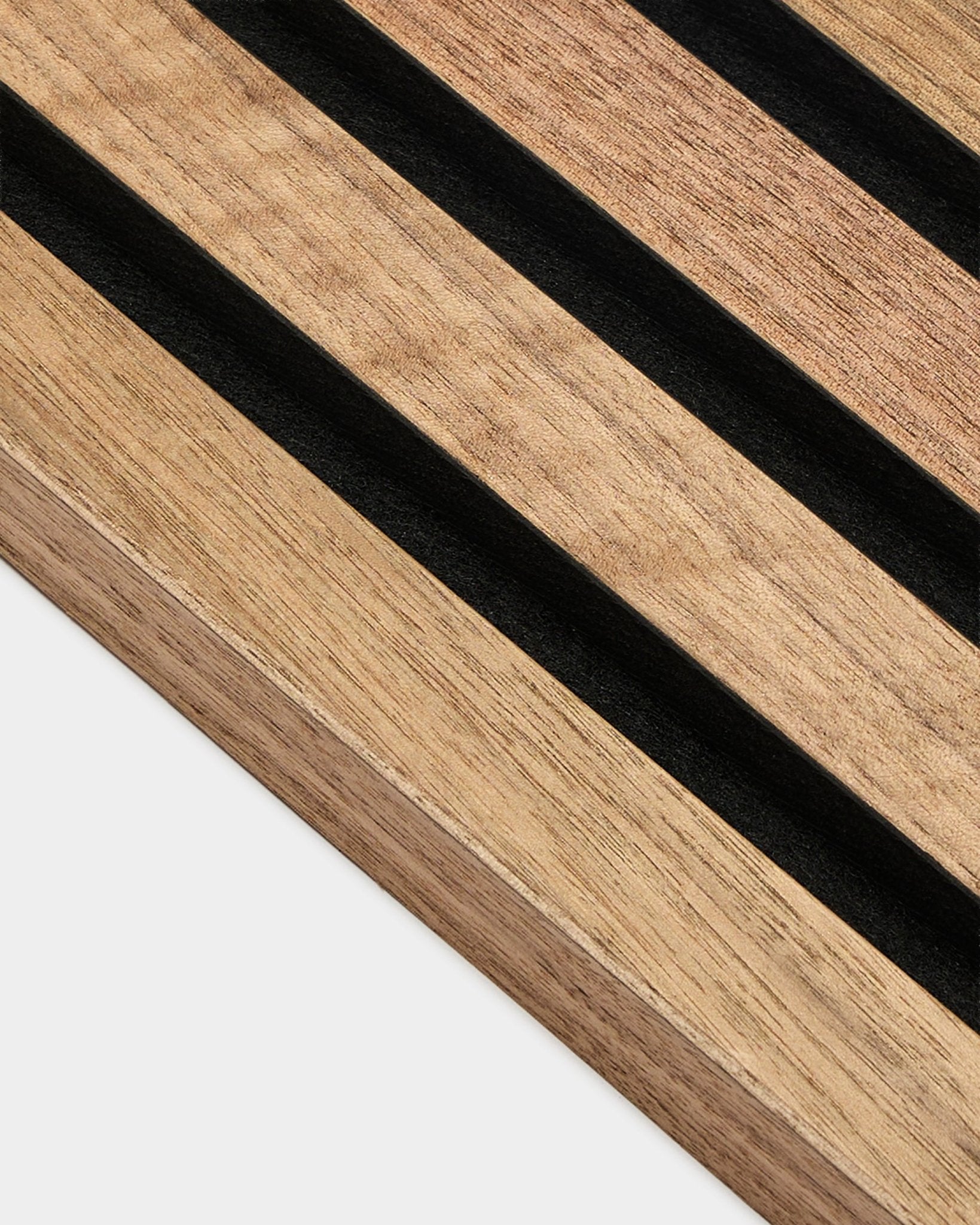 Grande plano da lamela final WoodUpp Akupanel em nogueira, 2,2 cm Painel acústico, com riscas black paralelas e veio de madeira de nogueira visível sobre fundo branco.