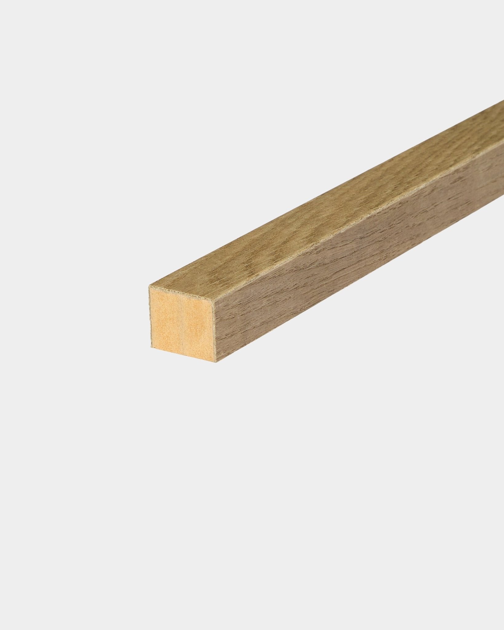 Lamela de Extremidade WoodUpp em Rustic Grey Oak, com 2,2 cm de largura, angulada sobre fundo branco; concebida como acessório para instalações de Akupanel Painel acústico ou painel MDF.
