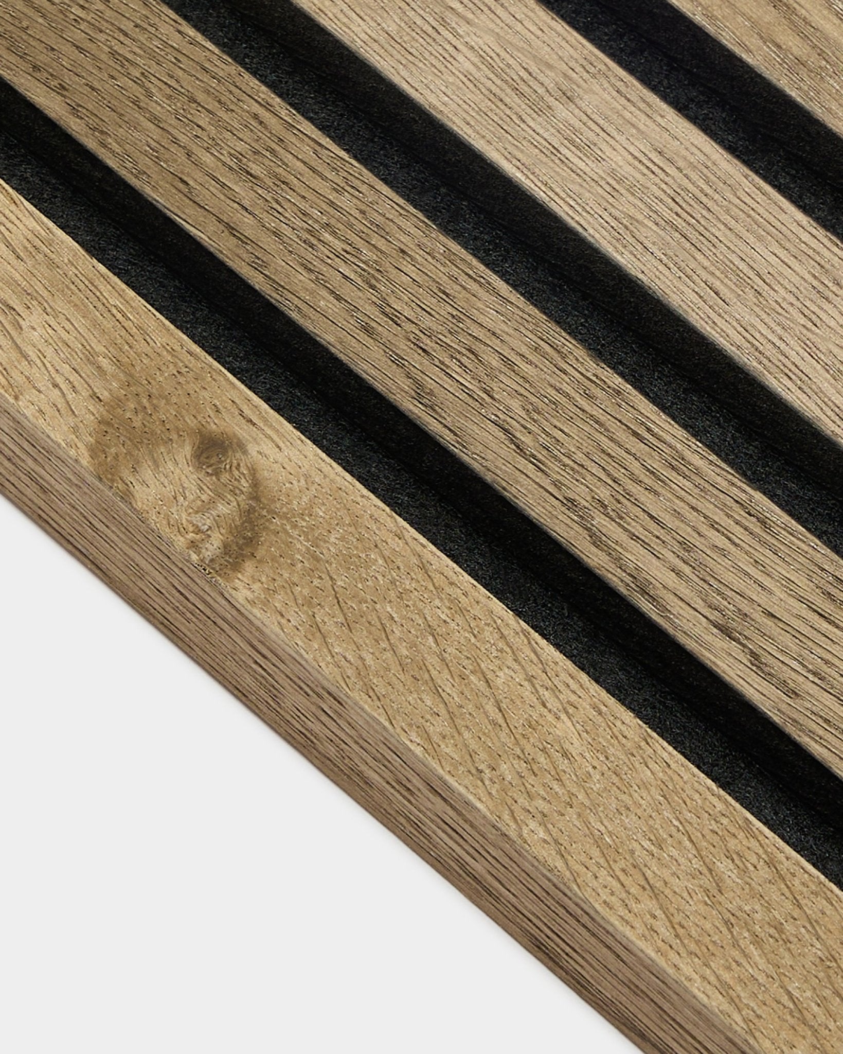 Grande plano da Lamela de Extremidade WoodUpp Akupanel em Rustic Grey Oak, Painel acústico MDF de 2,2 cm com ranhuras black e veio de madeira visível sobre fundo cinzento-claro.