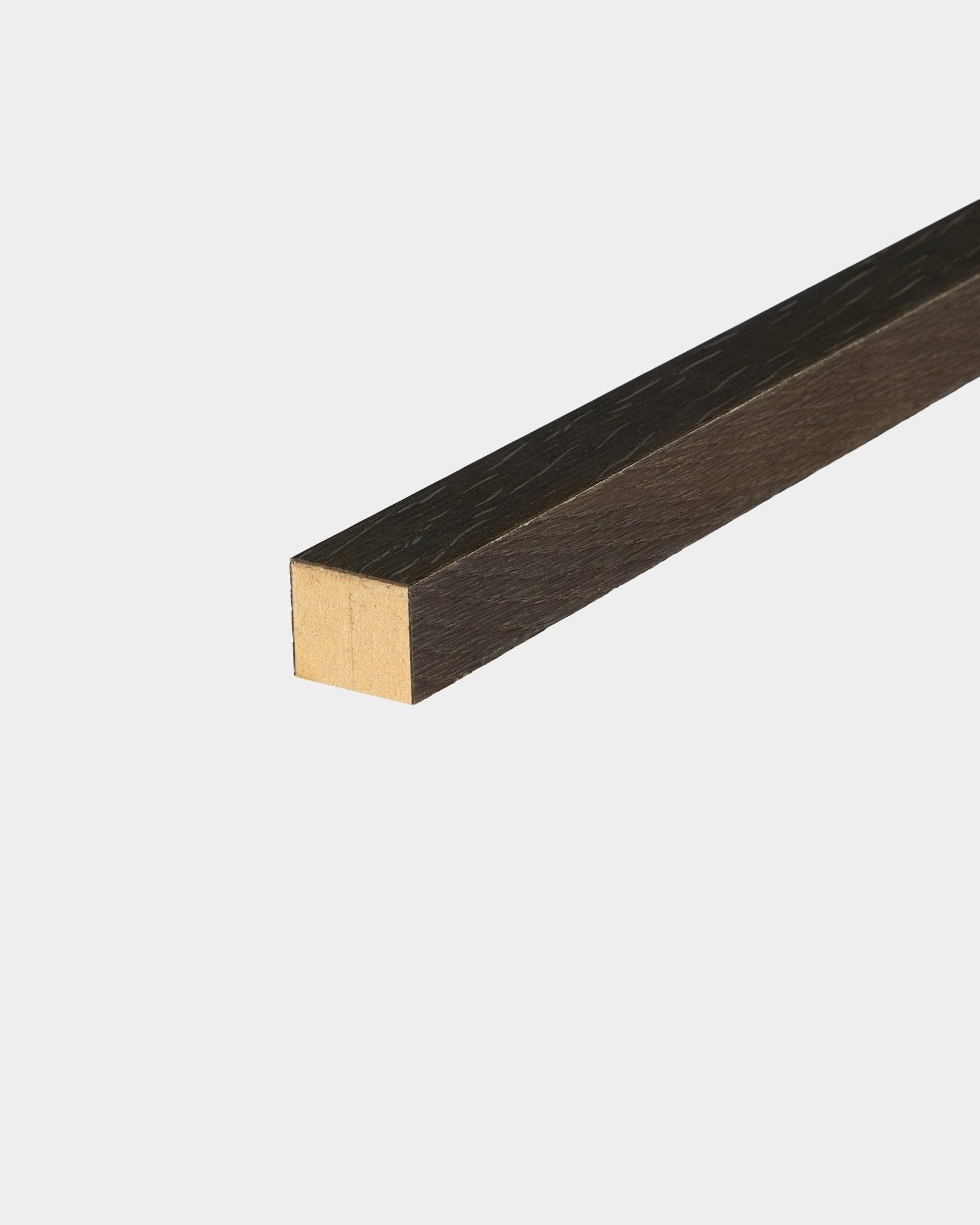 Lamela terminal WoodUpp em Rustic Smoked Oak, com 2,2 cm de espessura, concebida para instalação em Akupanel Painel acústico ou para emoldurar paredes de painéis MDF.