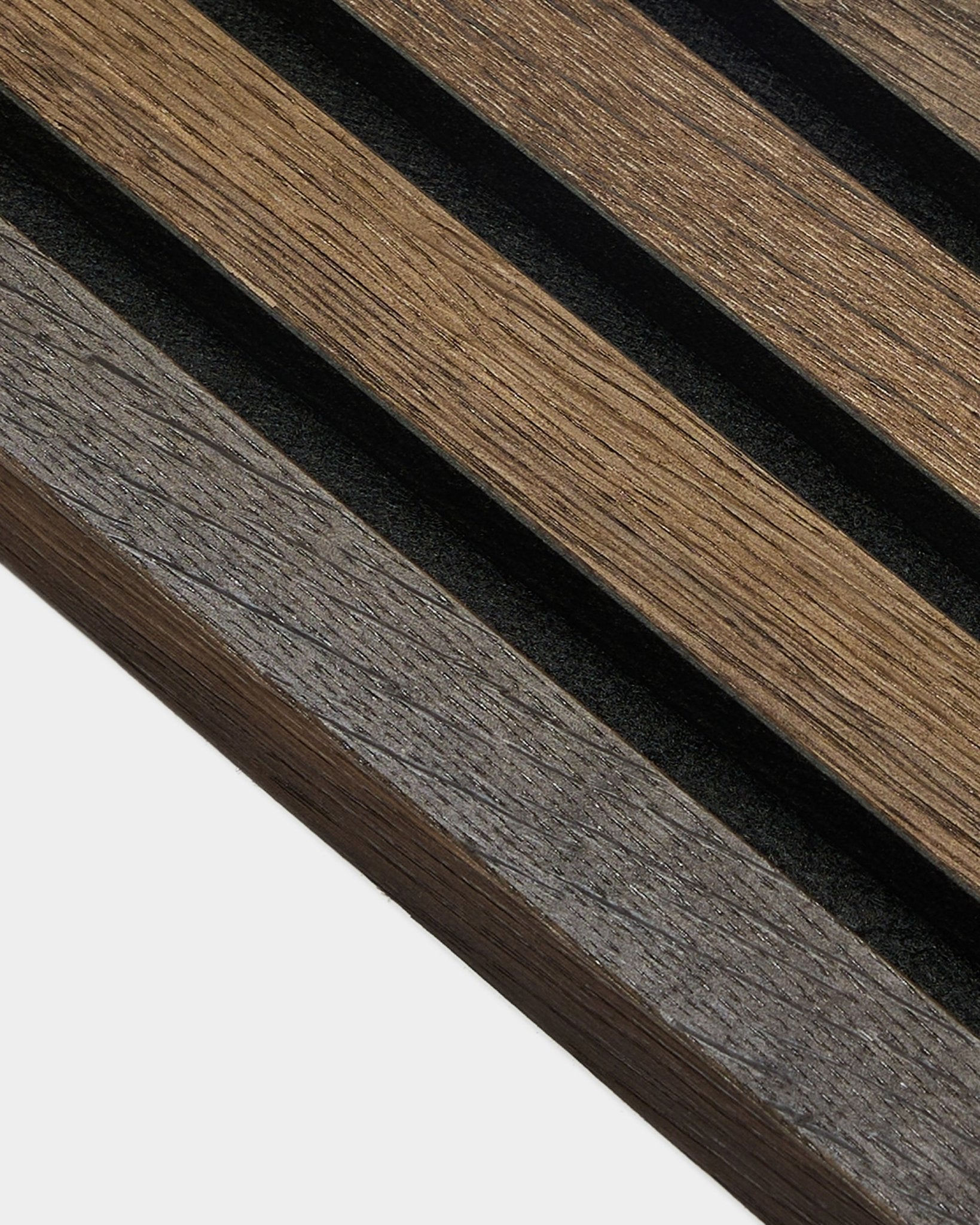 Pormenor da lamela terminal WoodUpp em rustic smoked oak, com 2,2 cm, destacando a textura do veio, adequada para instalação em Akupanel Painel acústico.