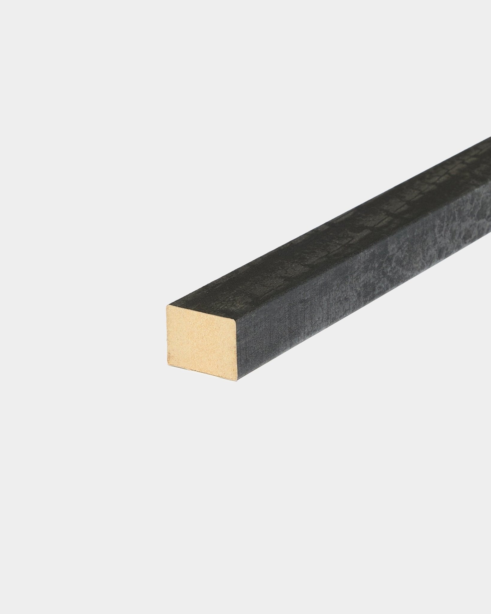 WoodUpp Akupanel Lamela de extremidade com acabamento em carvão, 2,2 cm de espessura, concebida para utilização com painéis acústicos de madeira ou projetos de parede, apresentada sobre um fundo branco.
