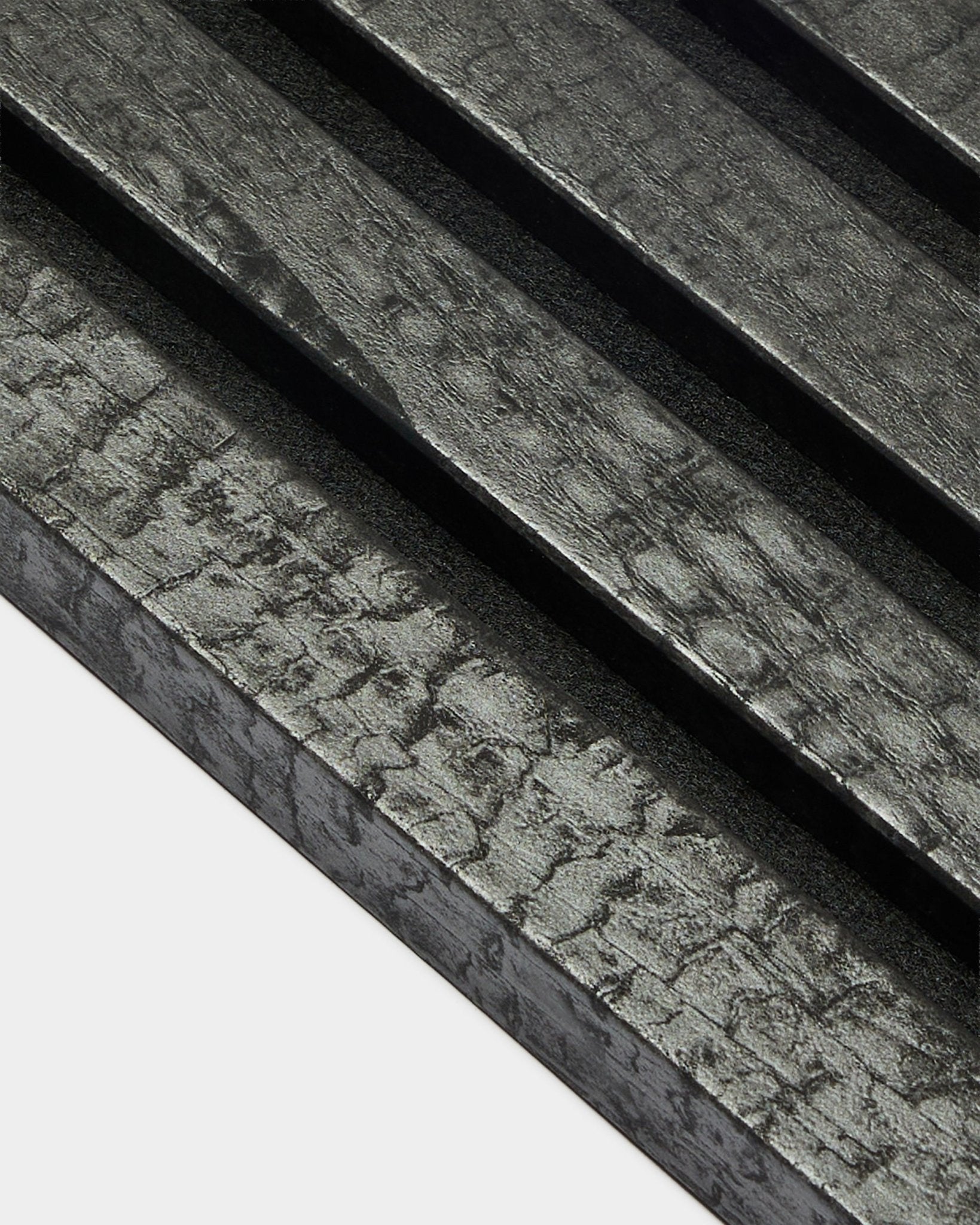 WoodUpp Akupanel Lamela de extremidade em carvão (2,2 cm), com painéis acústicos de madeira texturados na diagonal e acabamento black carbonizado para instalação na parede.