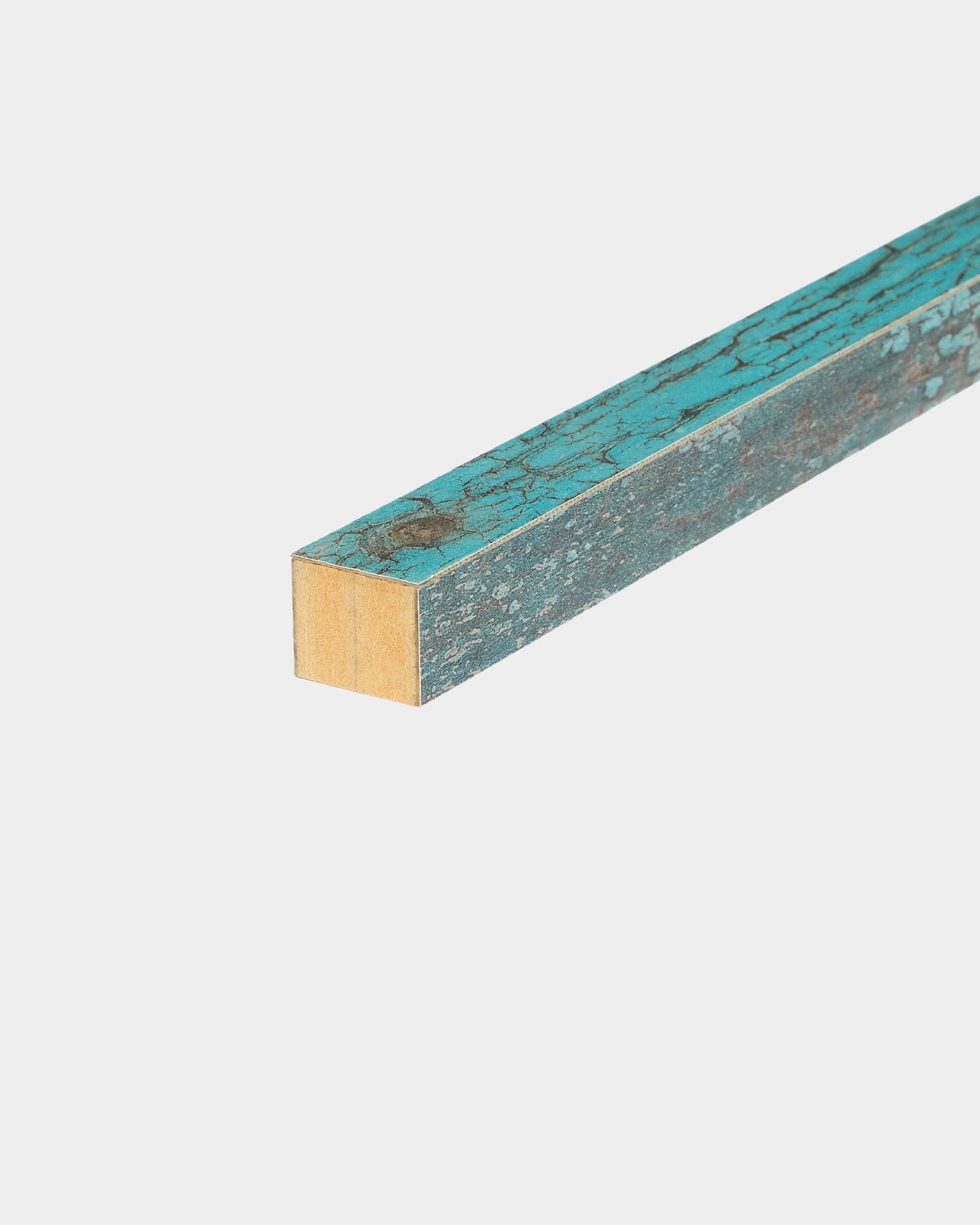 WoodUpp Akupanel Lamela de acabamento em Azul Óxido, 2,2 cm, pensada para destacar painéis acústicos ou estruturas em MDF com acabamento de madeira exposta.