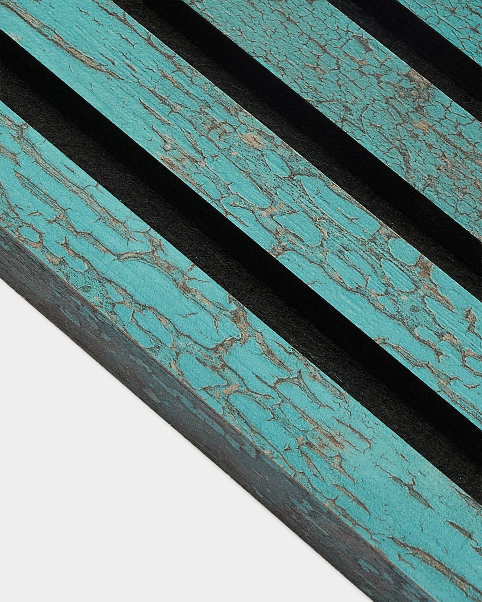 Plano aproximado da WoodUpp Akupanel Lamela de acabamento em Azul Óxido, 2,2 cm Painel acústico com textura nórdica envelhecida e ranhuras diagonais black bem marcadas.