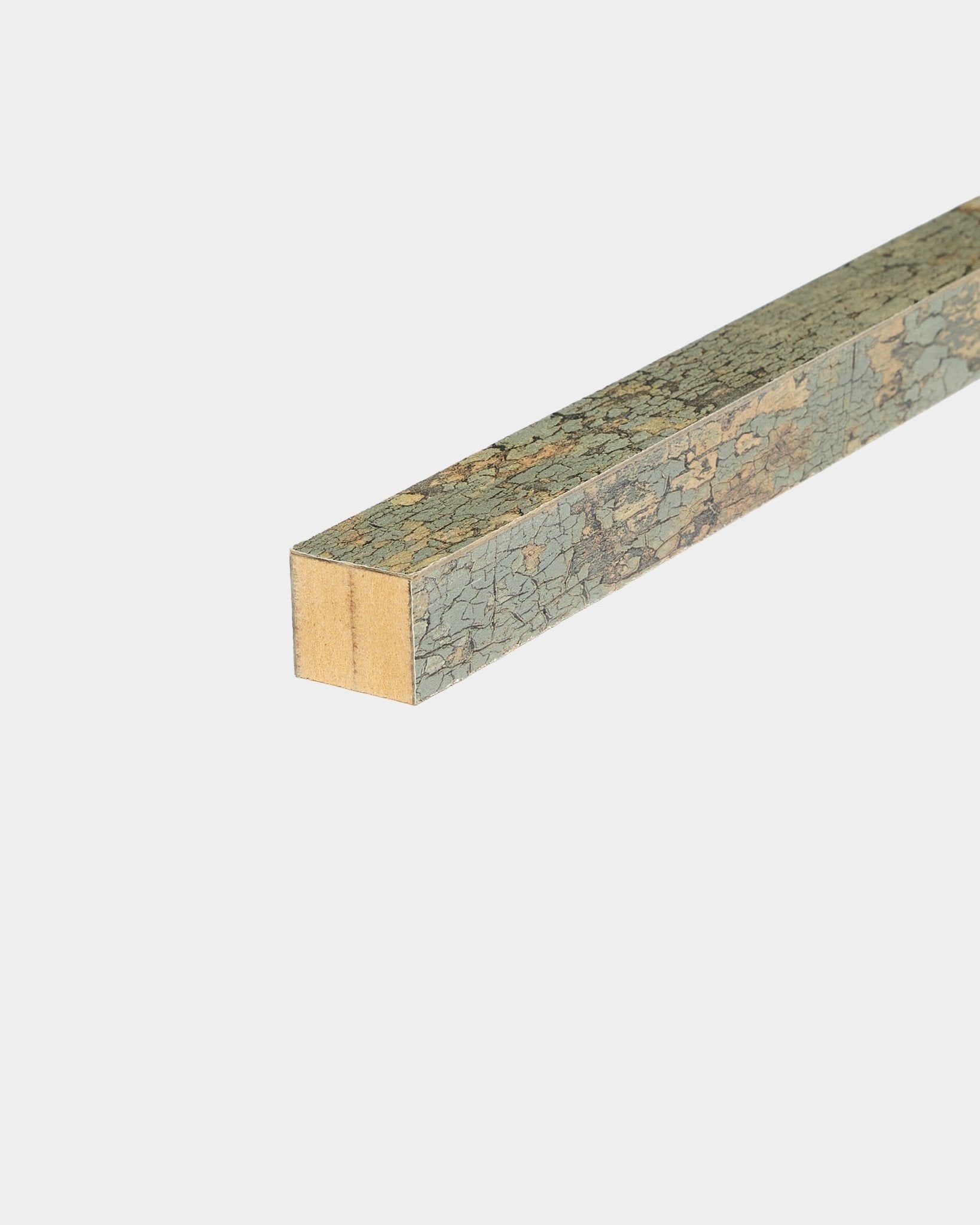 Lamela de extremidade WoodUpp em Óxido Grey, 2,2 cm: haste quadrada em MDF com superfície verdeada craquelada, concebida como peça de remate para painéis acústicos Akupanel.