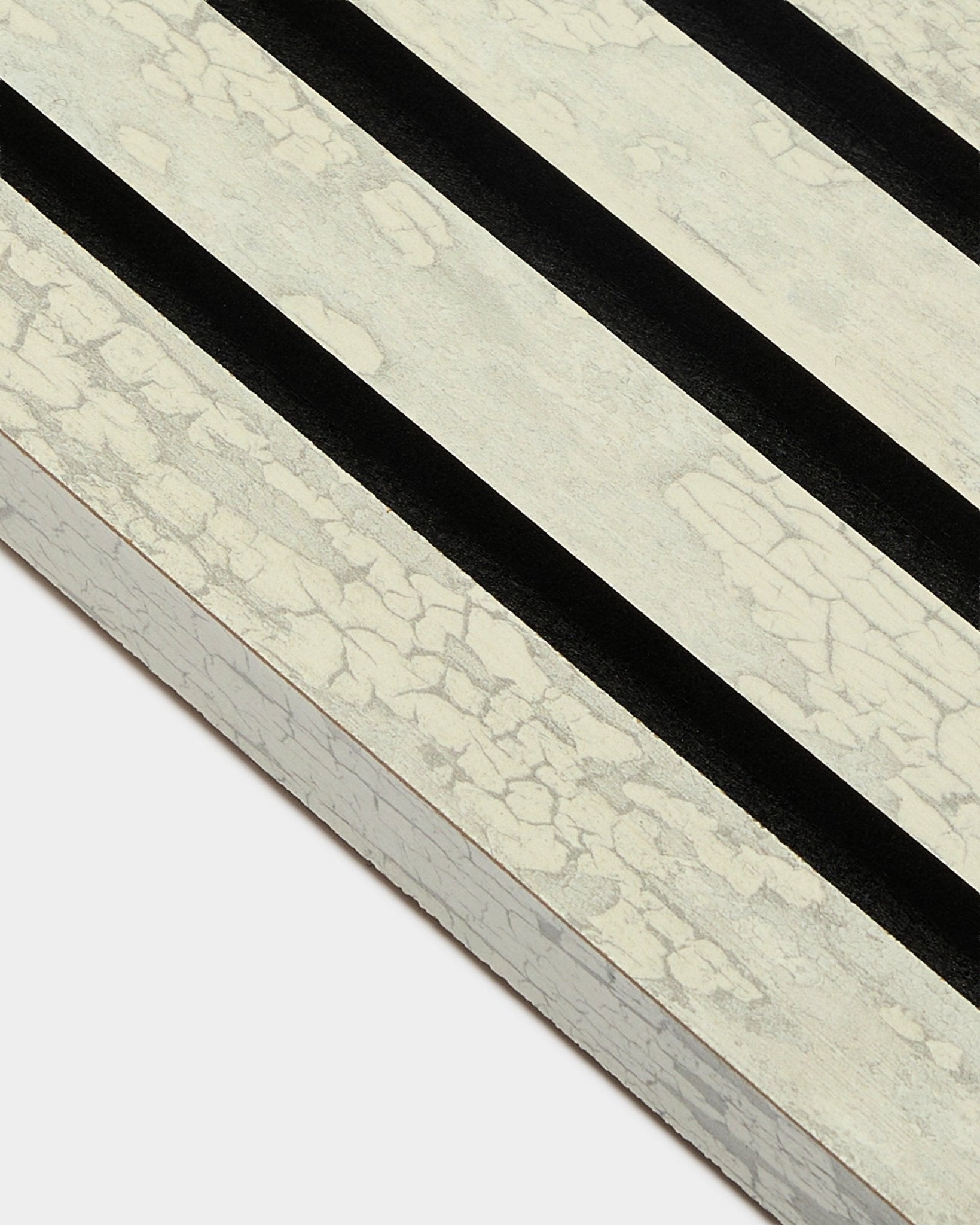 Close-up da Lamela Final WoodUpp Akupanel em Branco Óxido (2,2 cm), com três faixas diagonais black numa estrutura MDF Painel acústico.